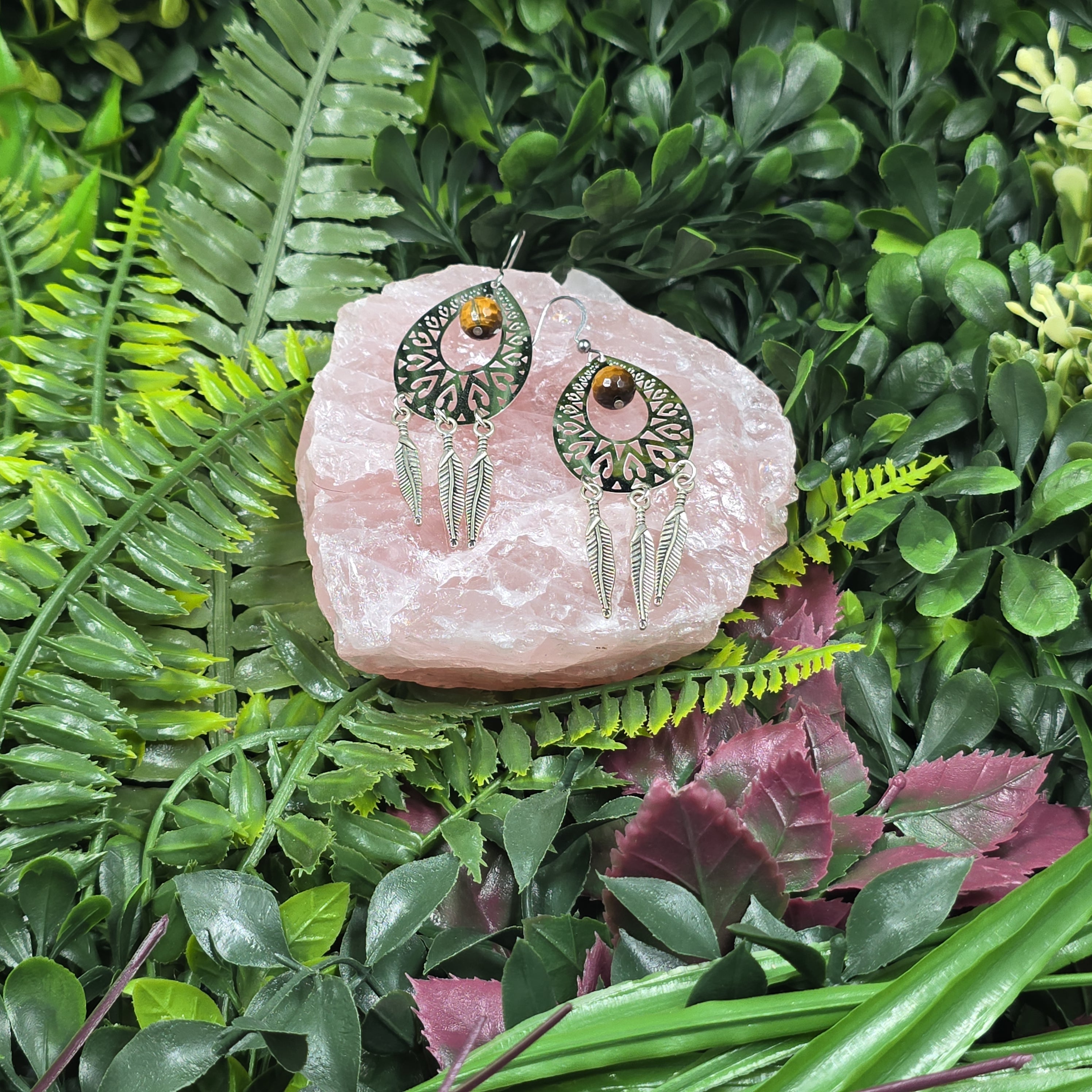 🔥 Boucles d’oreilles “Plumes Félines” – Œil de Tigre & acier argenté