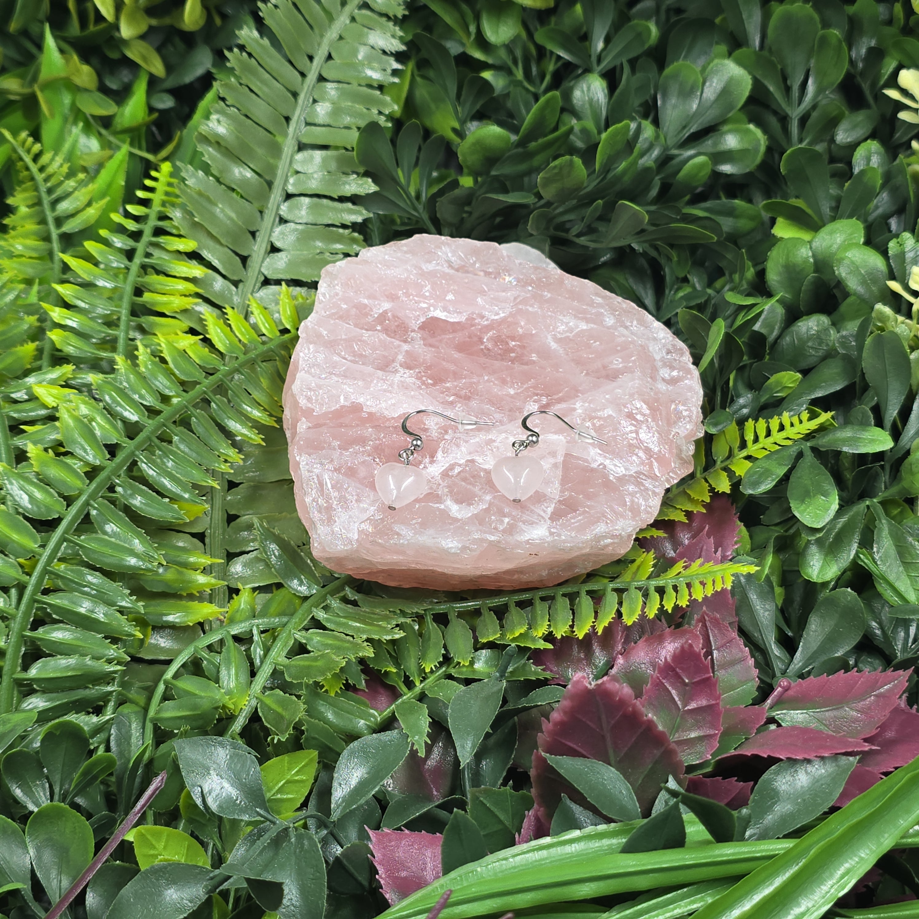 💗 Boucles d’oreilles “Mini Cœurs de Rose” – Quartz rose & acier argenté