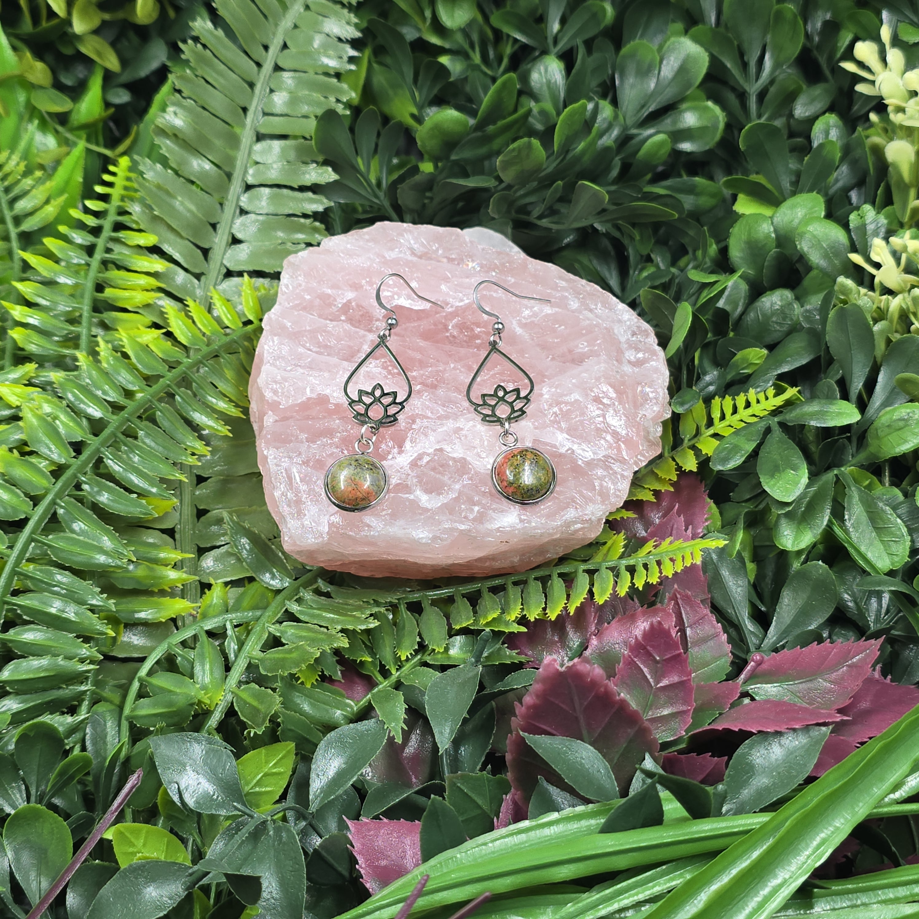 🌸🍃 Boucles d’oreilles “Lotus Terra‑Cœur” – Unakite & acier argenté