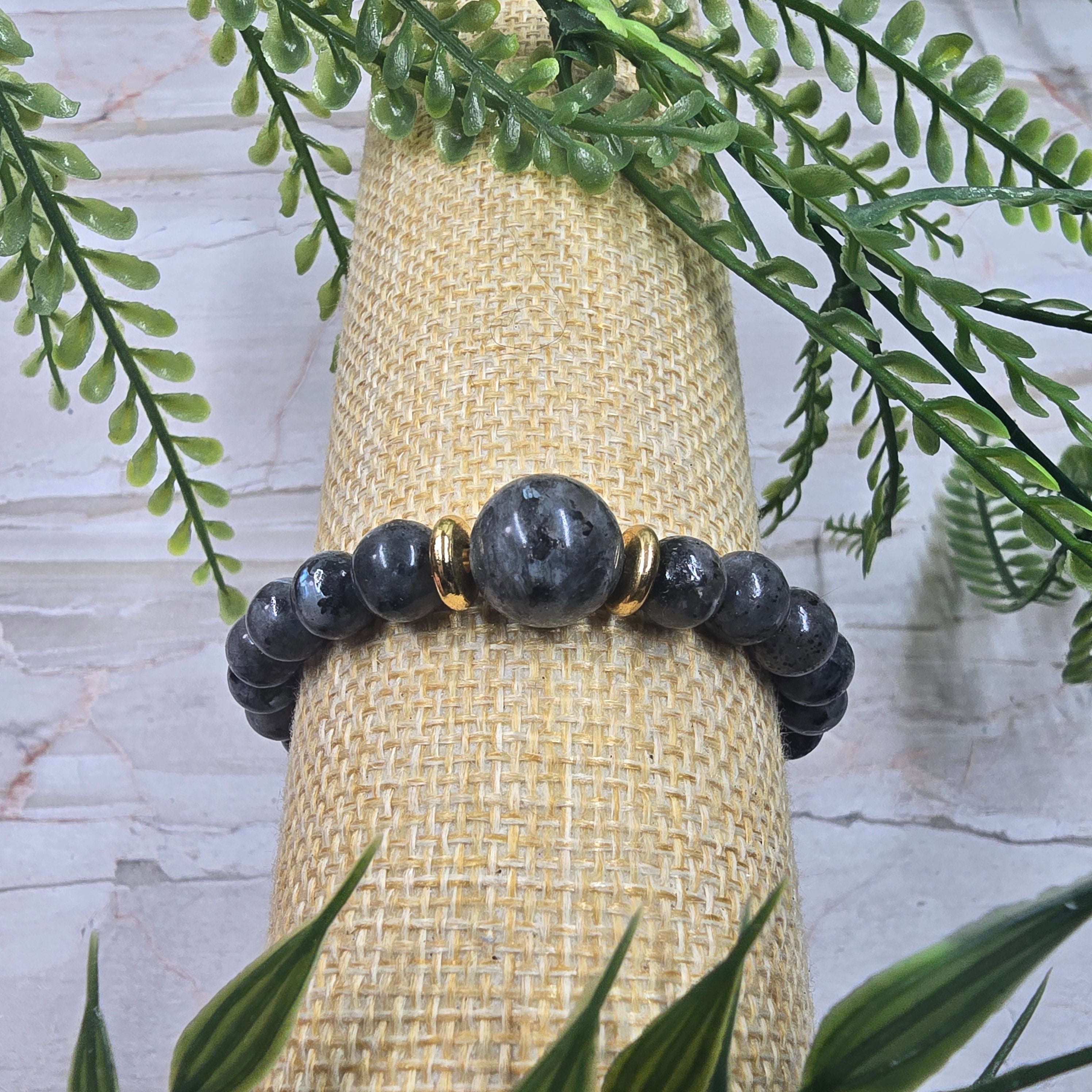 🌑 Bracelet élastique Larvikite 8 mm & perle centrale – protection & élégance