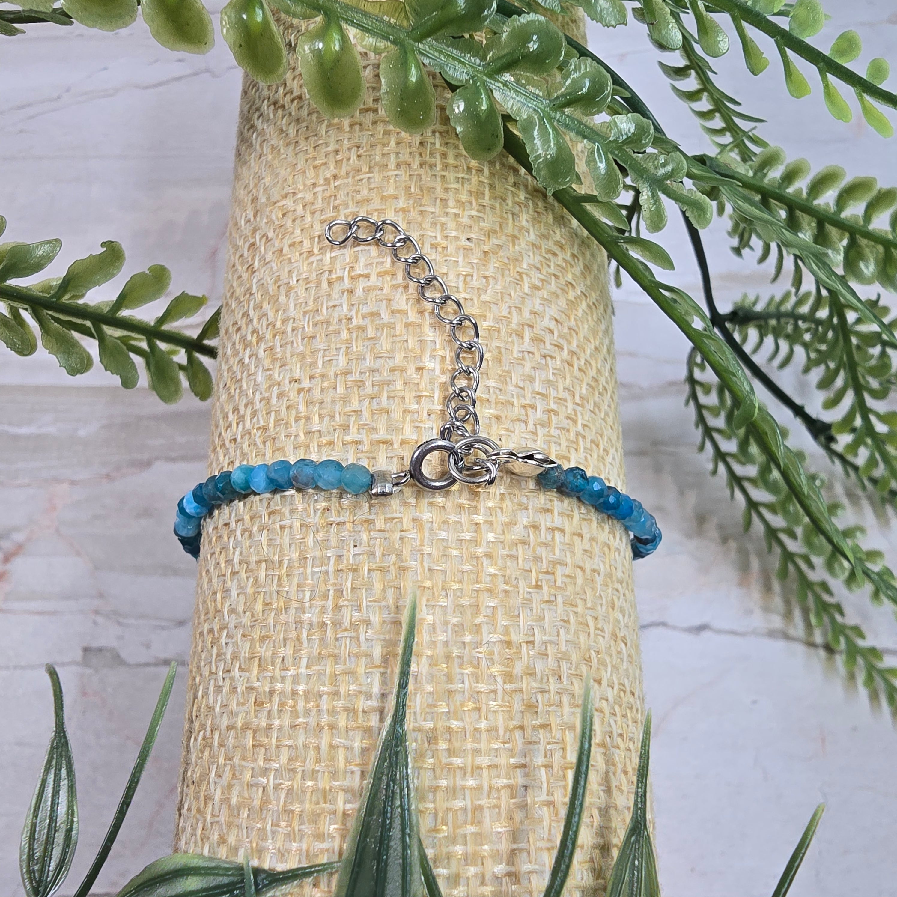 💙 Bracelet ajustable Apatite facettée 2 mm – clarté & énergie positive