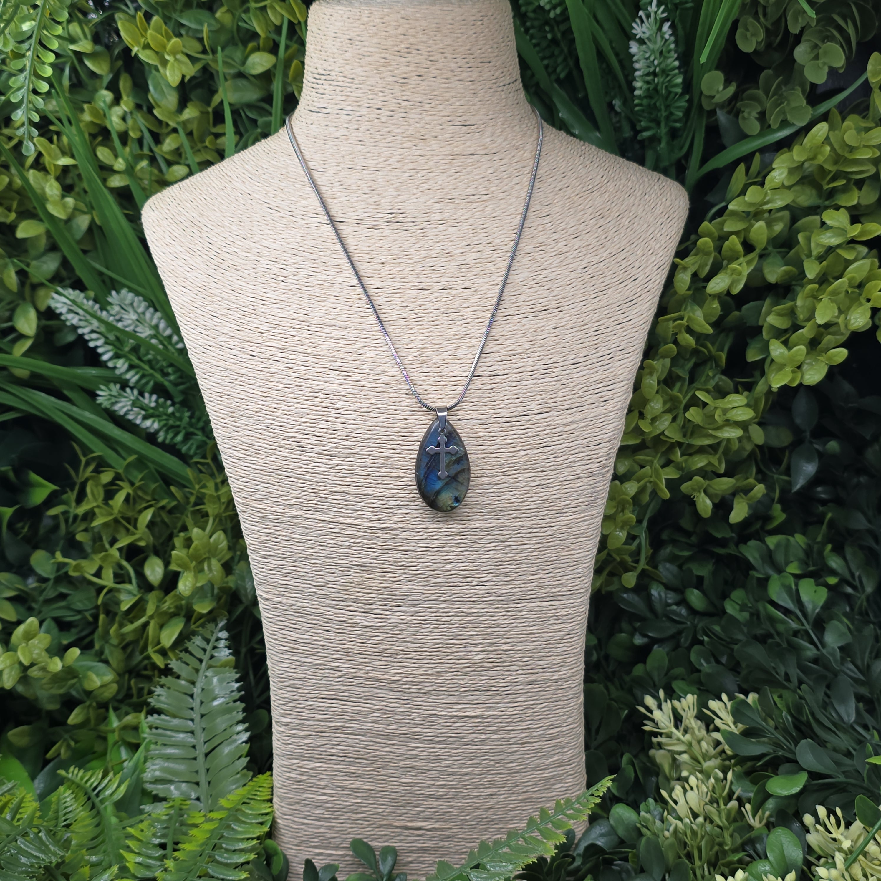 🌌 Collier “Gardien de Lumière” – Labradorite & Croix Mystique ⚡