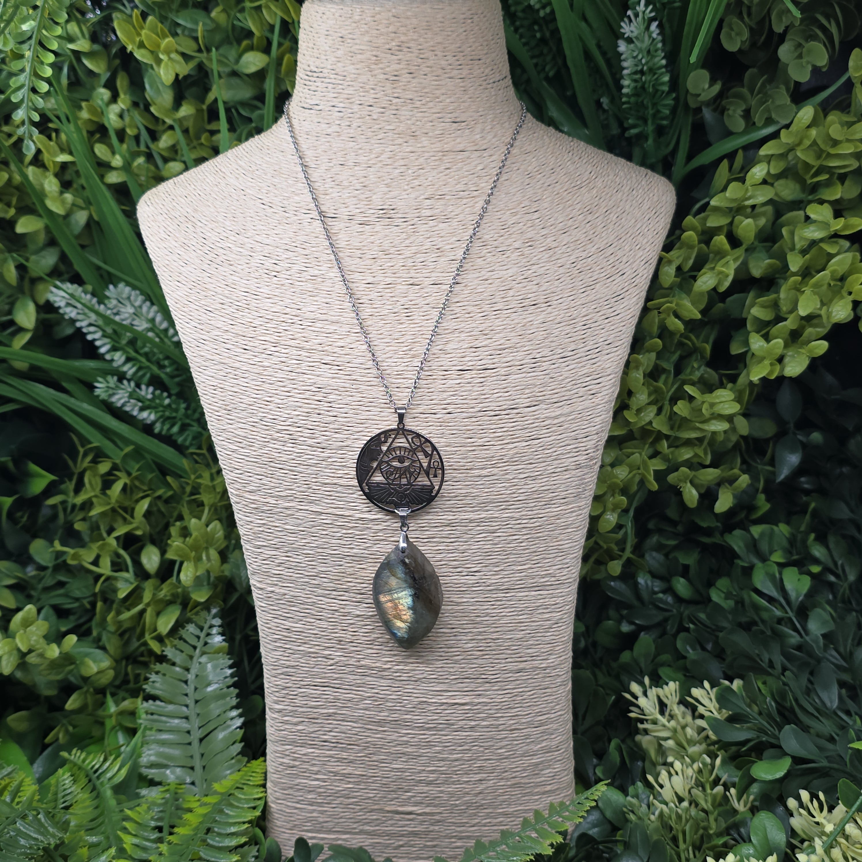 🔮 Collier “Œil du Cosmos” – Labradorite & Symbole Ésotérique 🌌