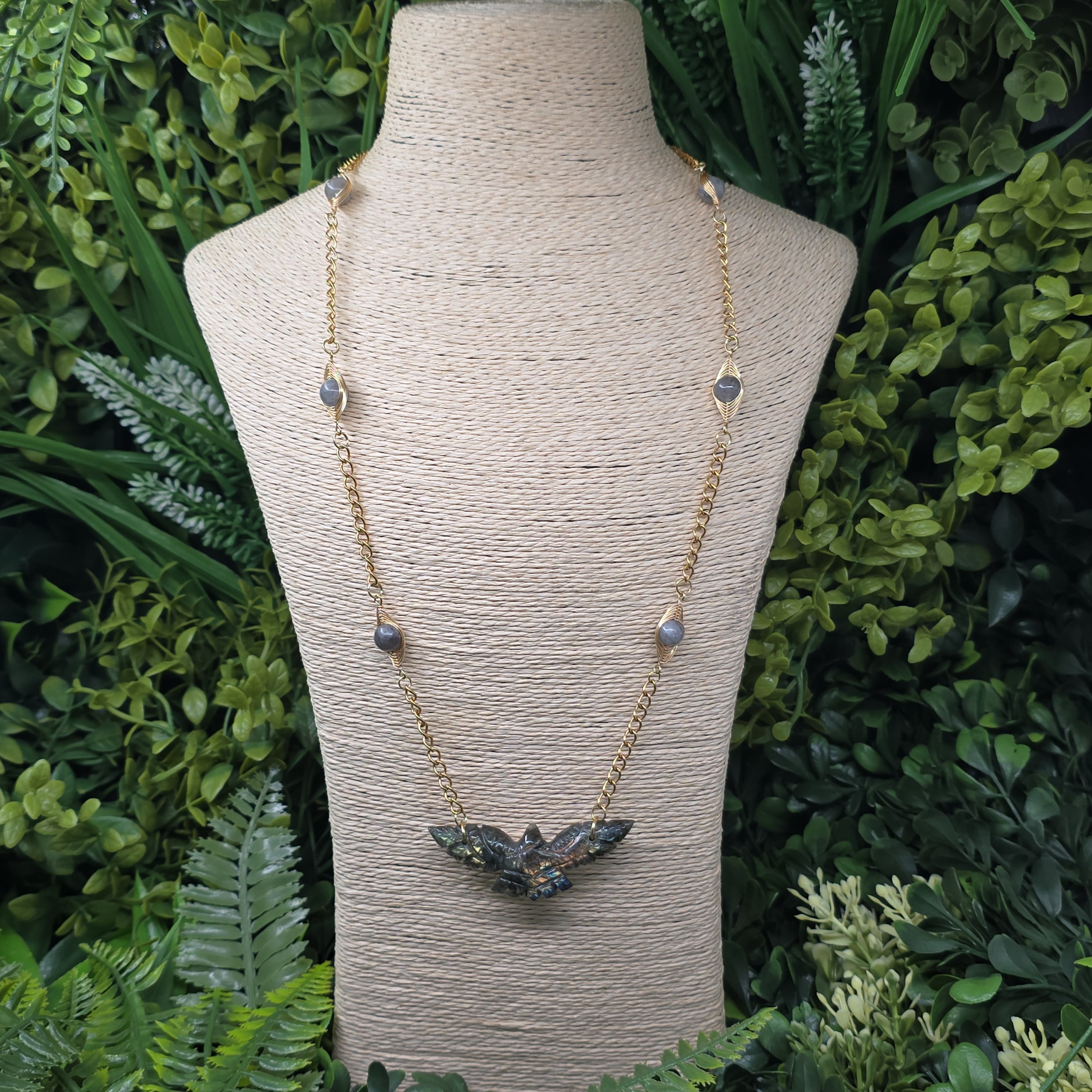 Collier “Aigle de Lune” – Labradorite sculptée | Acier inox doré ✨
