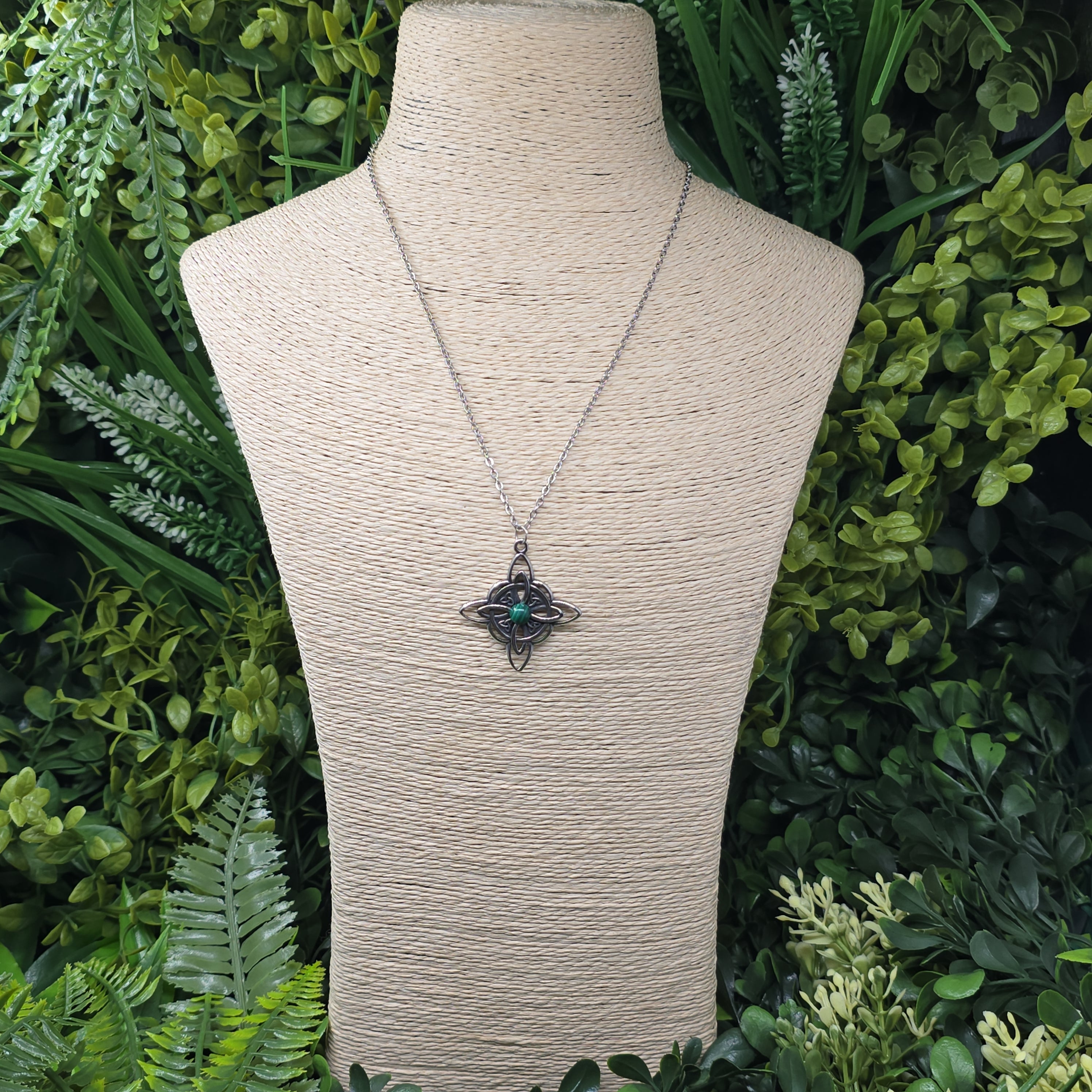 Collier “Nœud de Sorcière” – Malachite ✨