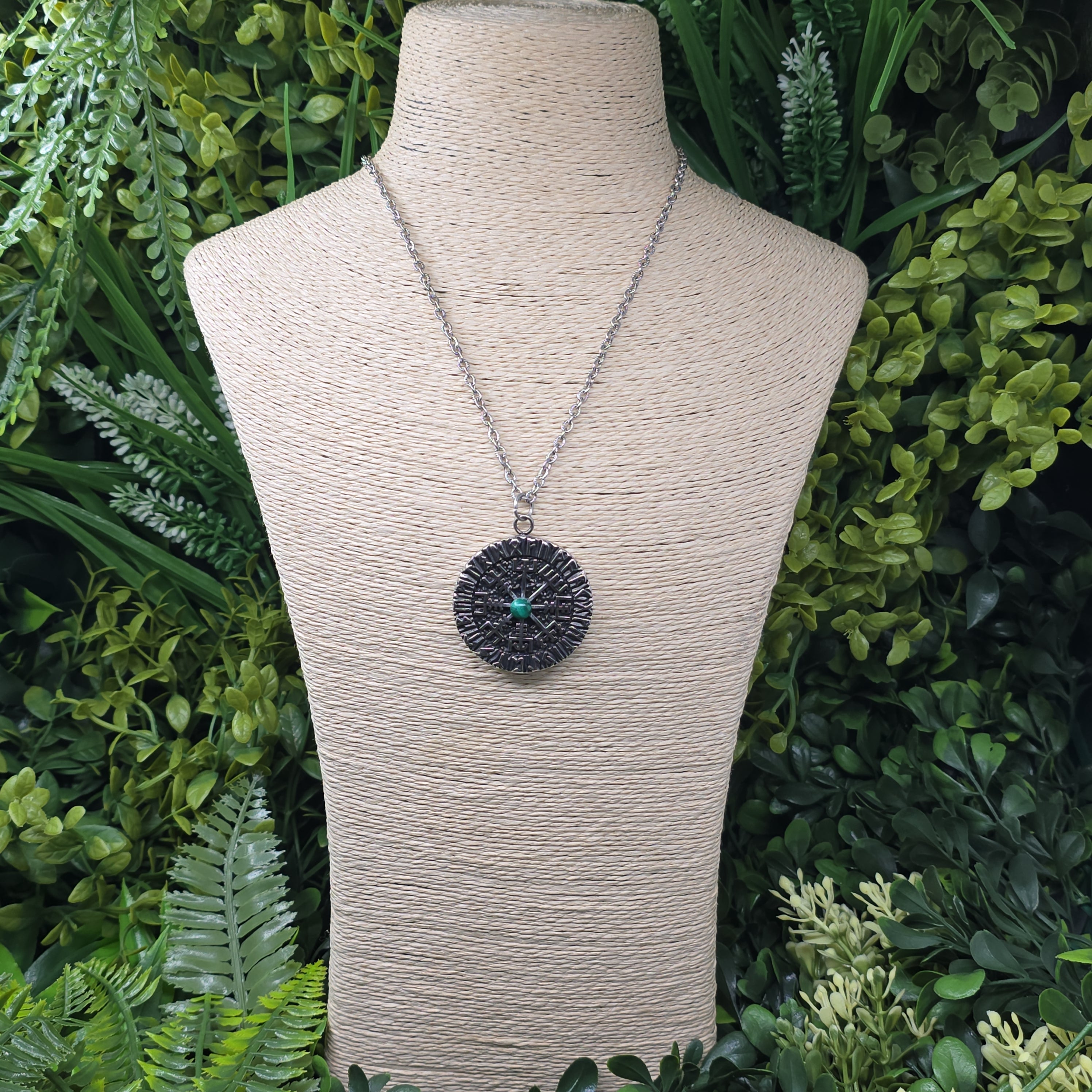 ⚔️ Collier Vegvísir Viking – Malachite 💚 | Transformation & Pouvoir personnel