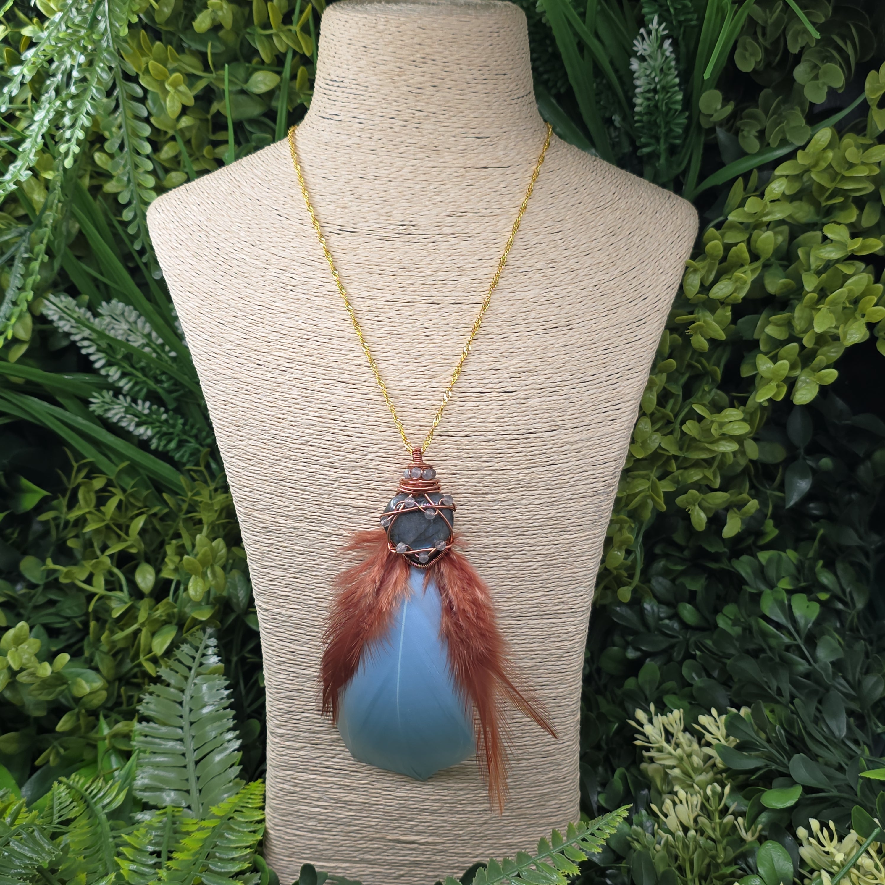 Collier “Esprit Aurore” – Labradorite, wire wrapping cuivre & plumes ✨