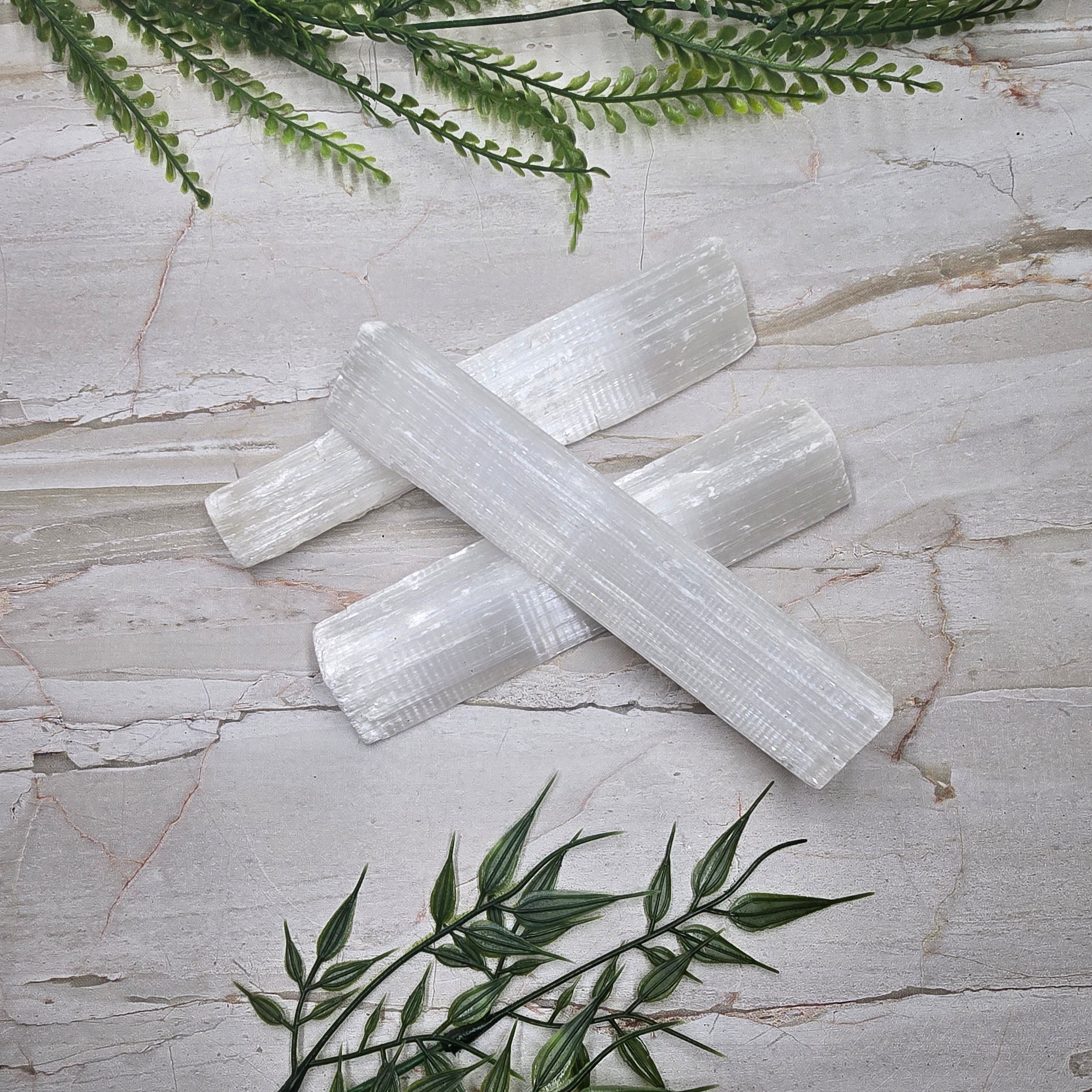 🤍 "Sélénite" (gypse fibreux) brute (120 à 150g) : la pierre qui éclaire ton esprit 🌙✨