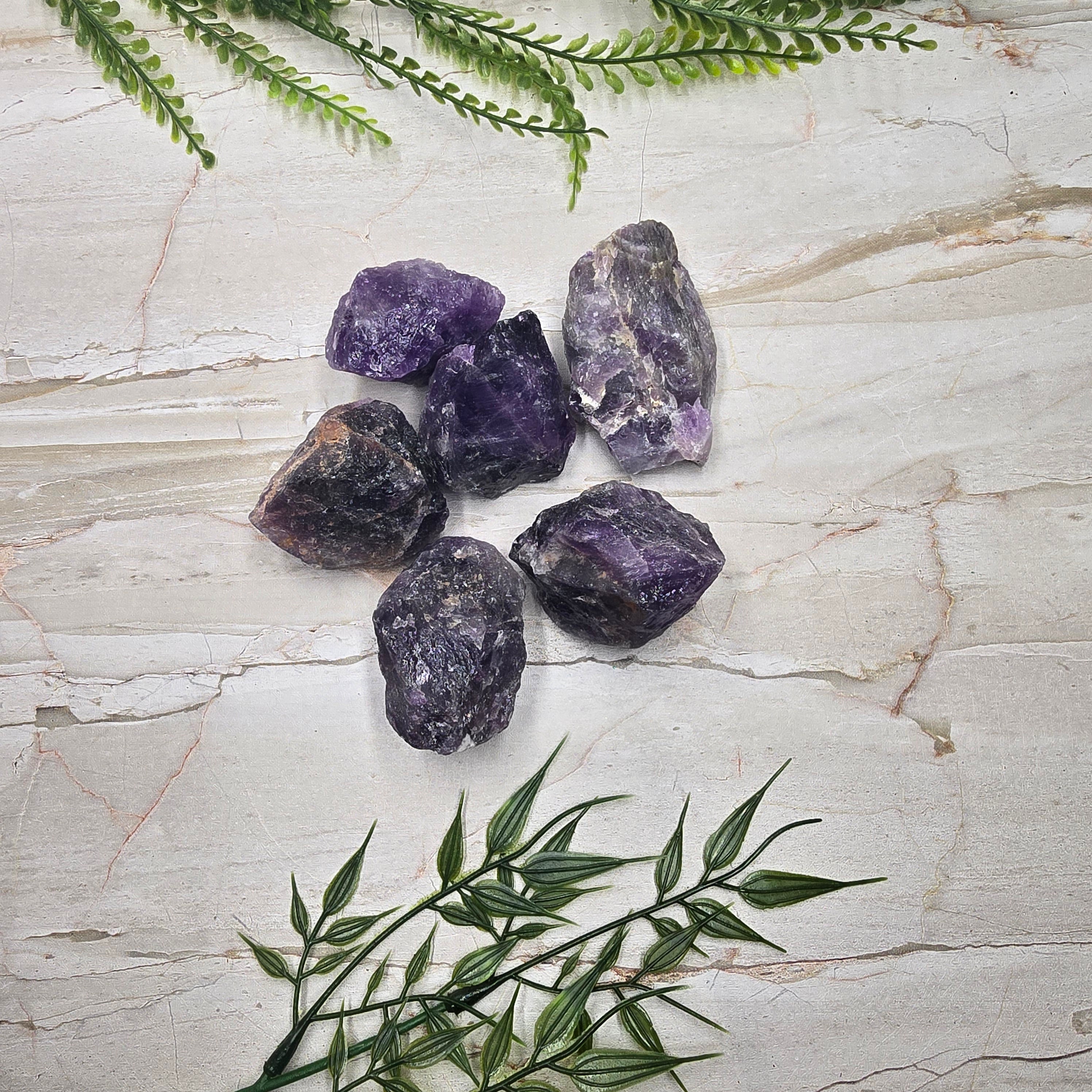 💜 Améthyste brute (70g à 100g) : la pierre qui met ton cerveau en mode zen (et ton âme en wifi avec l’univers) 🌌✨