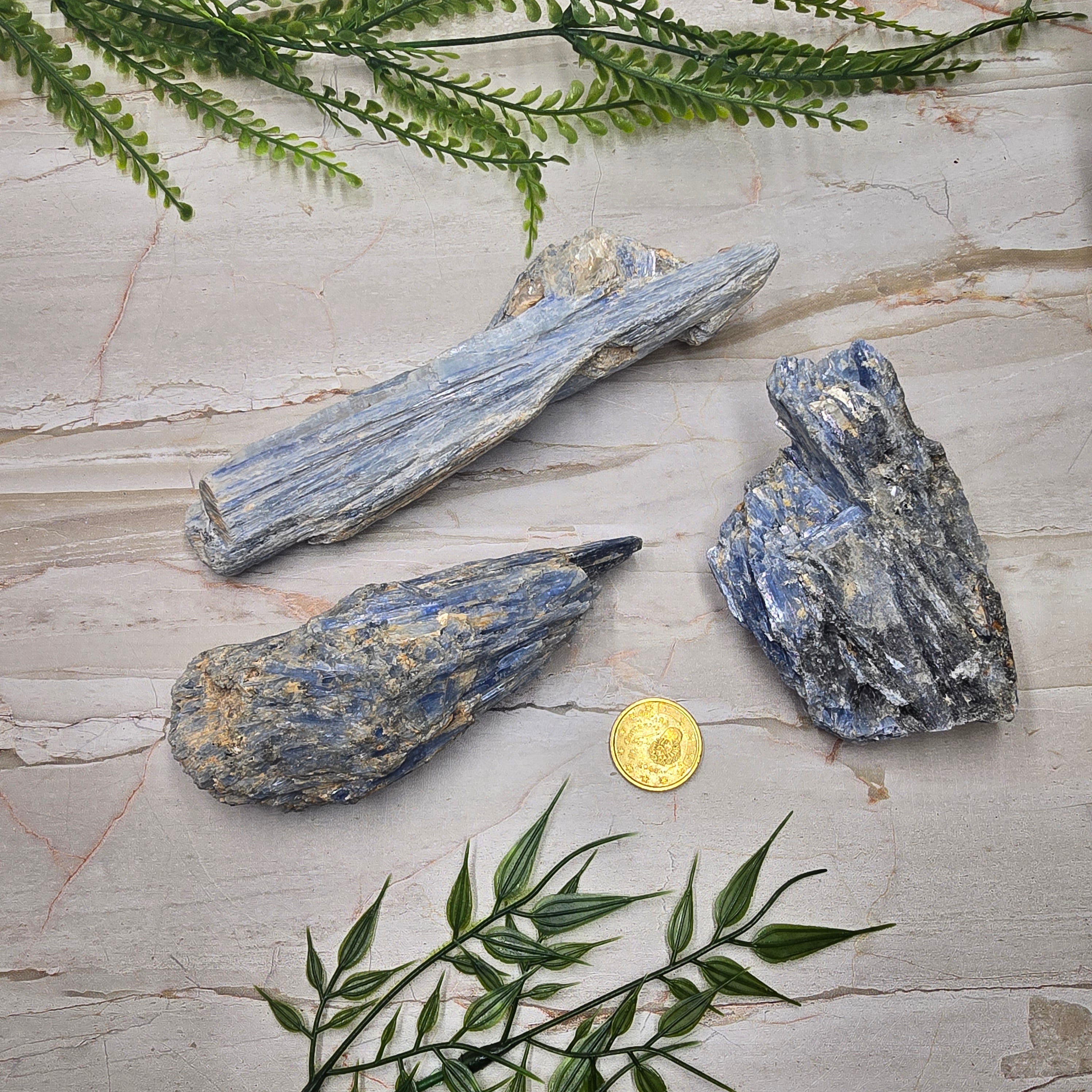 🔷 Cyanite brute (290g à 330g) : la pierre qui aligne ton énergie et clarifie ton esprit 💙✨