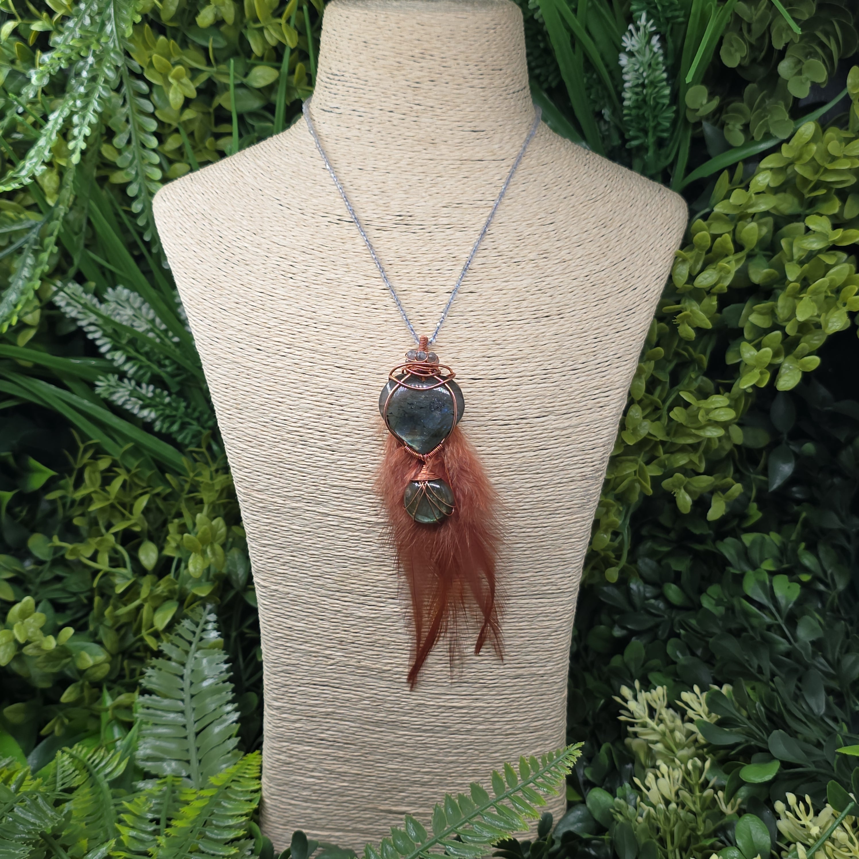 Collier “Plume d’Aurore” – Labradorite facettée 2 mm, wire wrapping cuivre & plumes ✨