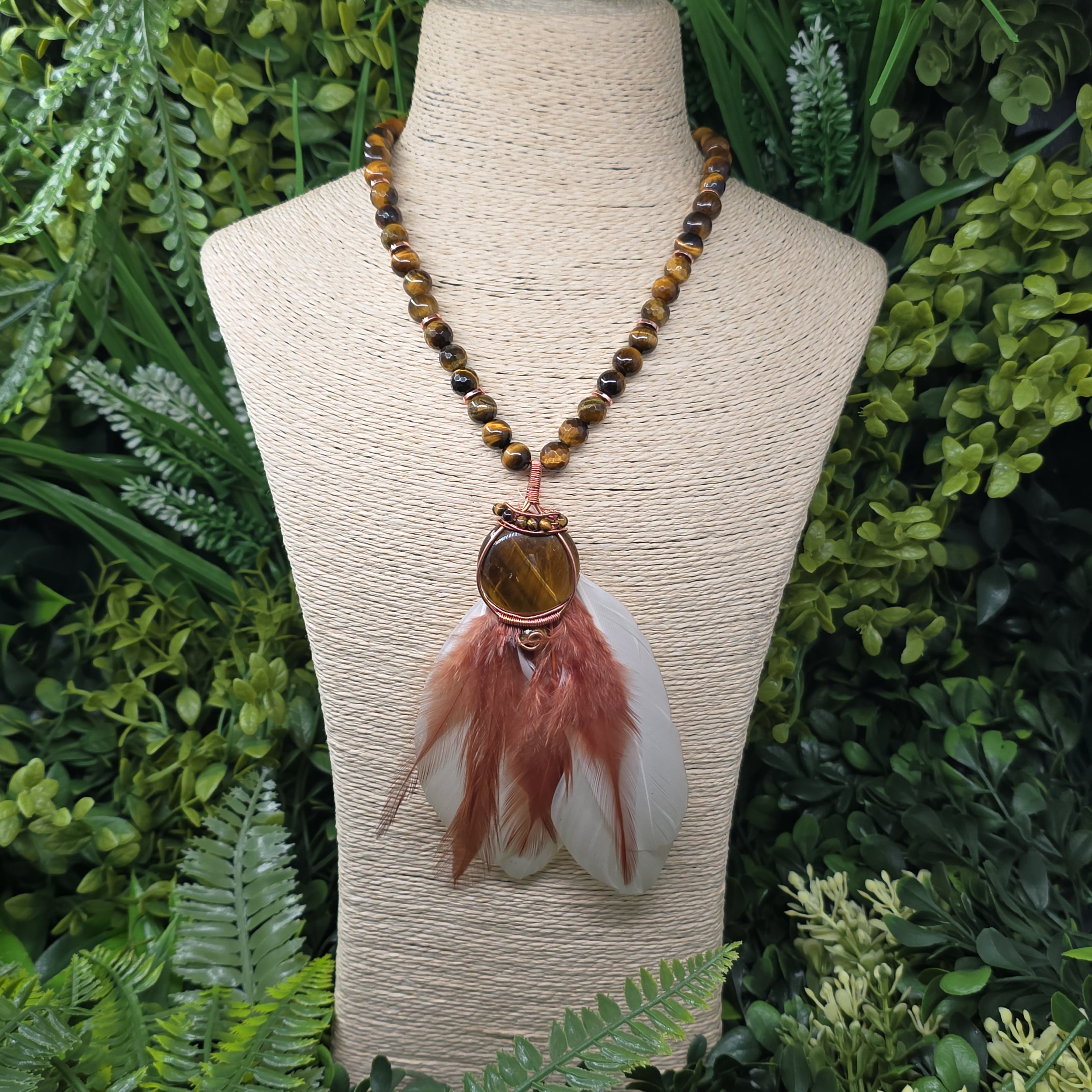 Collier “Chaman Solaire” – Œil de tigre 8 mm, hématite & plumes | Wire wrapping cuivre ✨