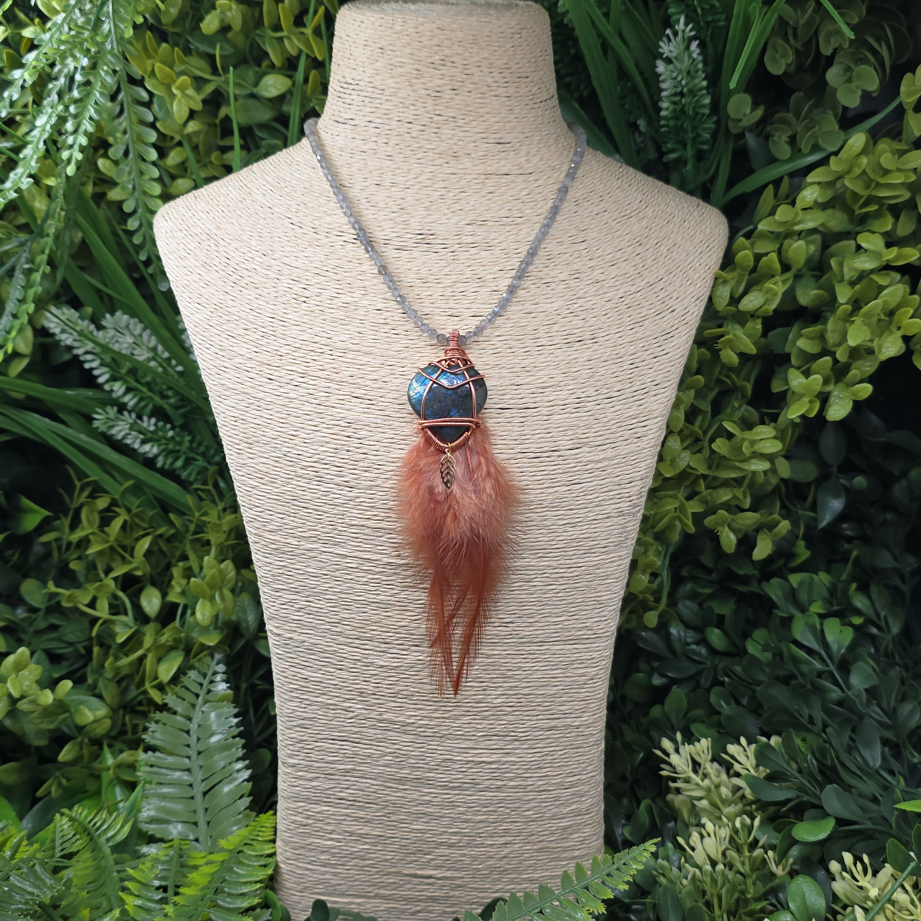 Collier “Plume d’Aurore” – Labradorite wire wrapping cuivre & plumes ✨