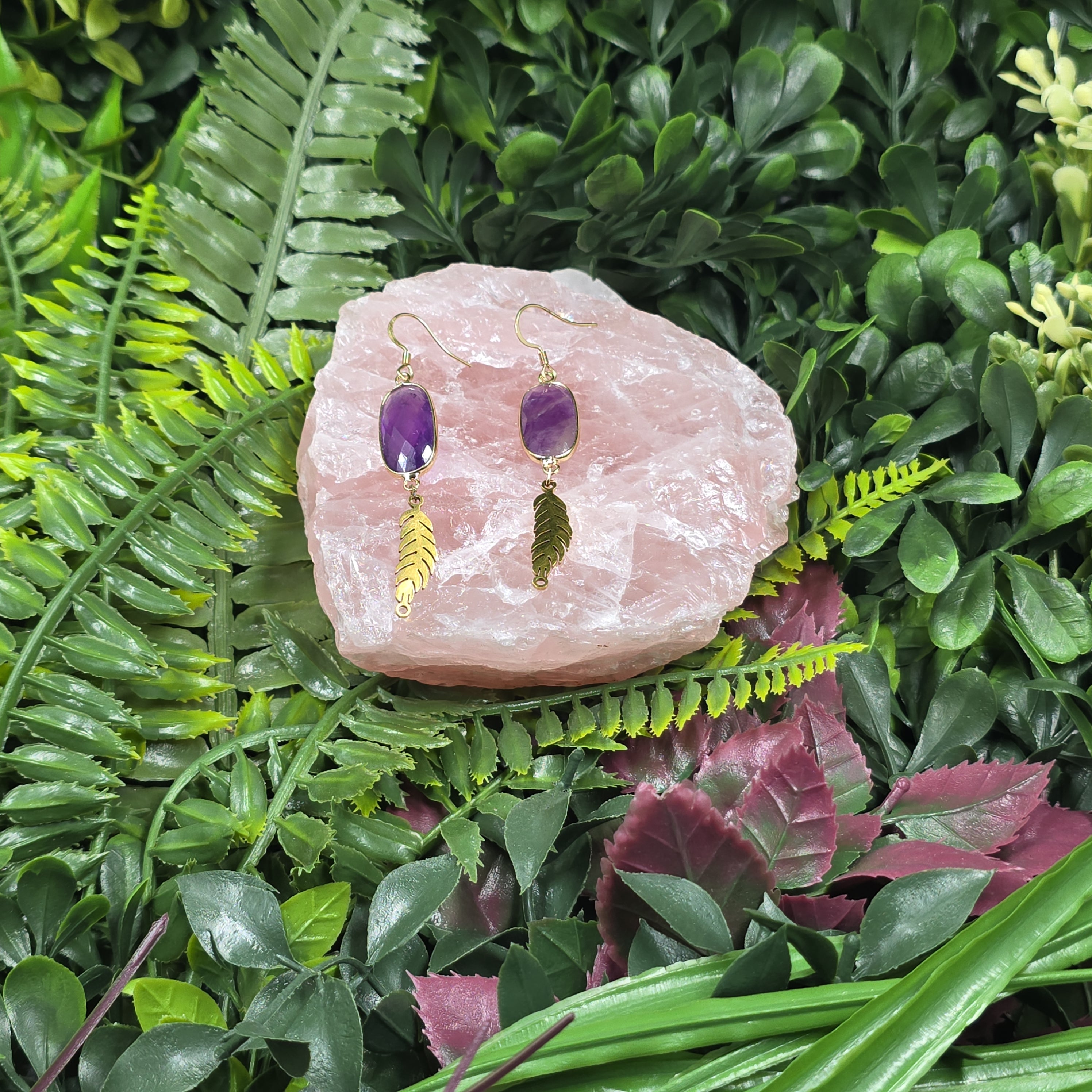 boucles d’oreilles améthyste dorées feuilles acier inoxydable – bijou zen féerique Mirella Pietra 🌿💜