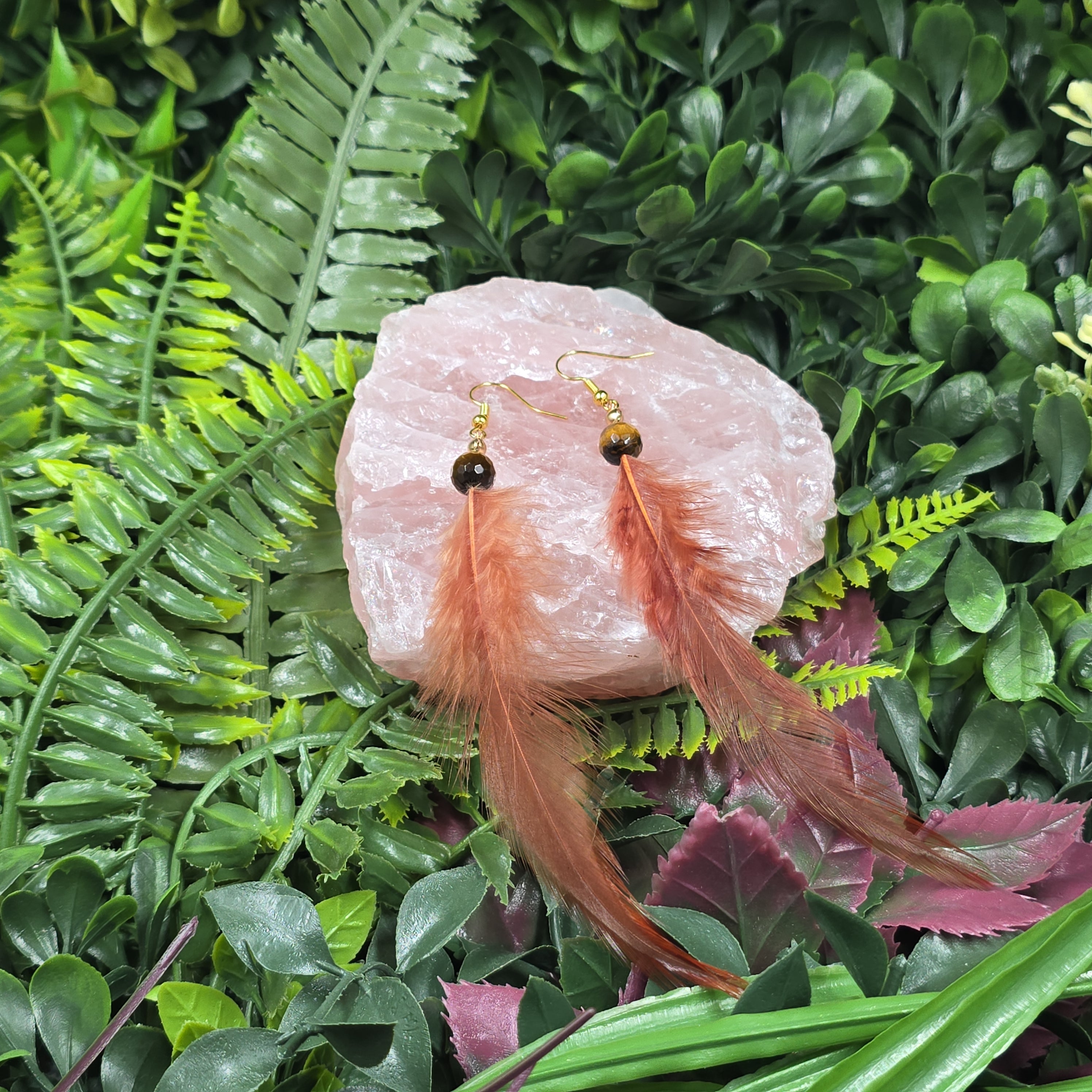 boucles d’oreilles plumes cuivrées œil de tigre dorées acier inoxydable – bijou bohème félin Mirella Pietra 🐅✨