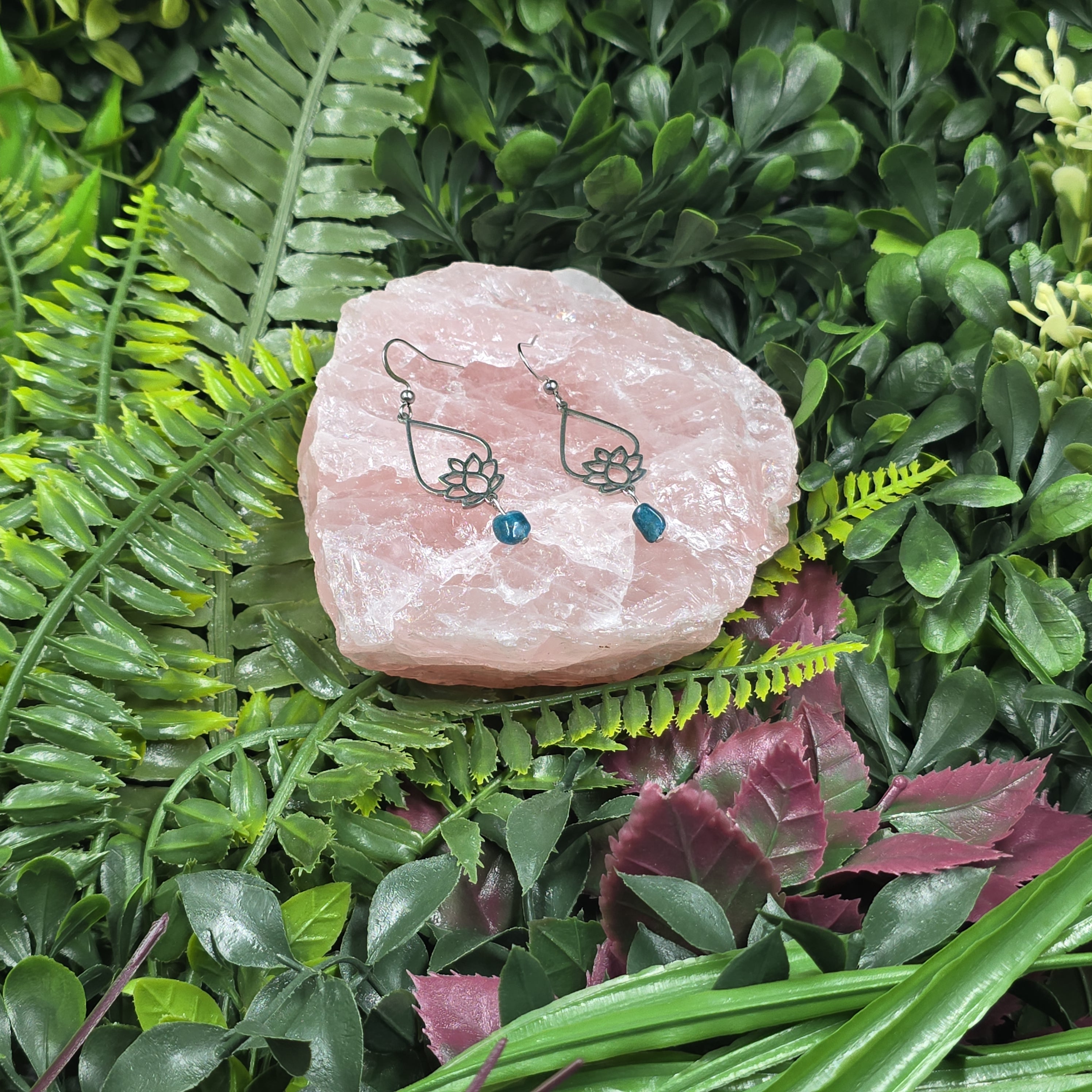 Boucles d’oreilles Lotus & Apatite bleue – Sérénité et clarté d’esprit 💙🌸