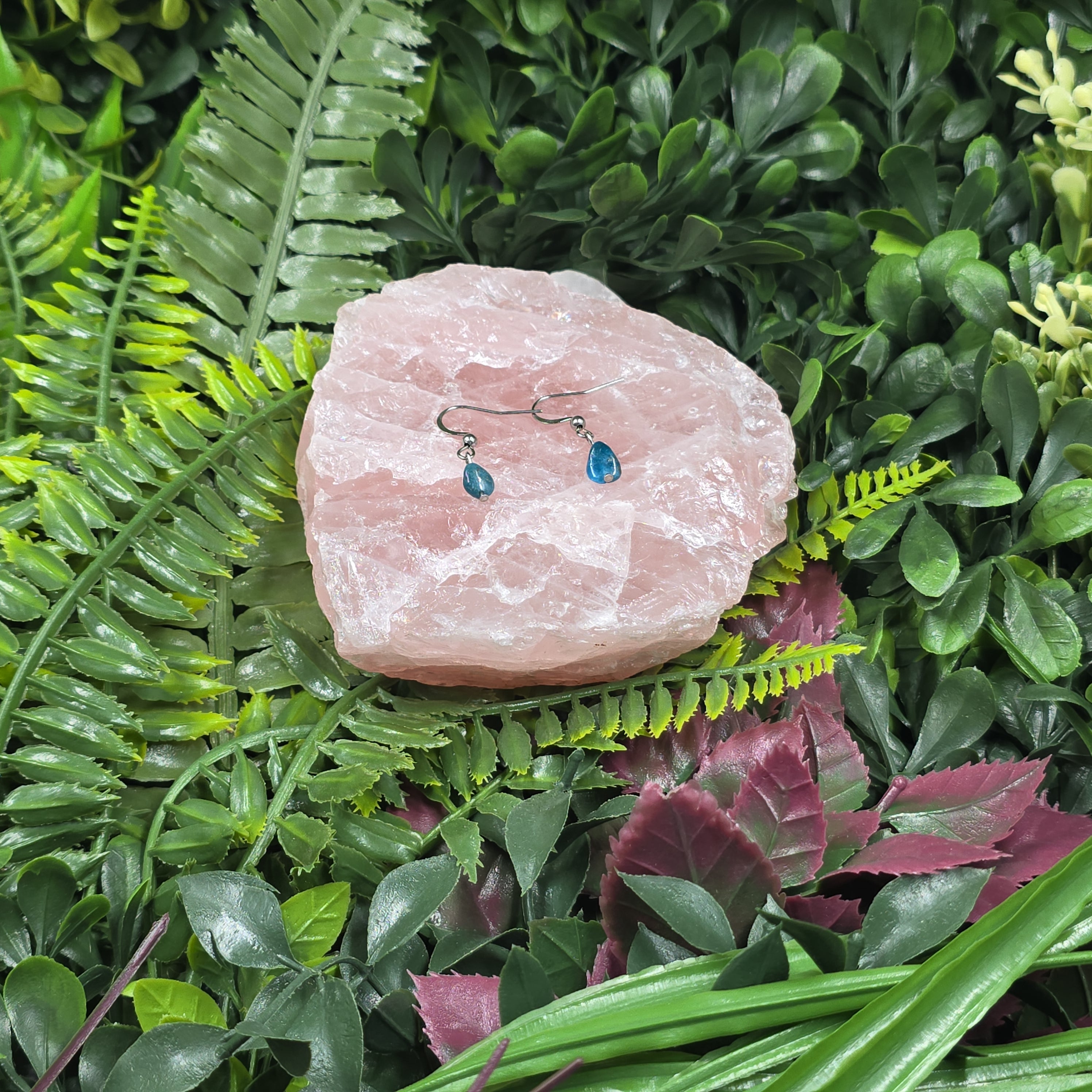 💧 Boucles d’oreilles “Gouttes d’Apatite” – Apatite bleue & acier argenté ✨