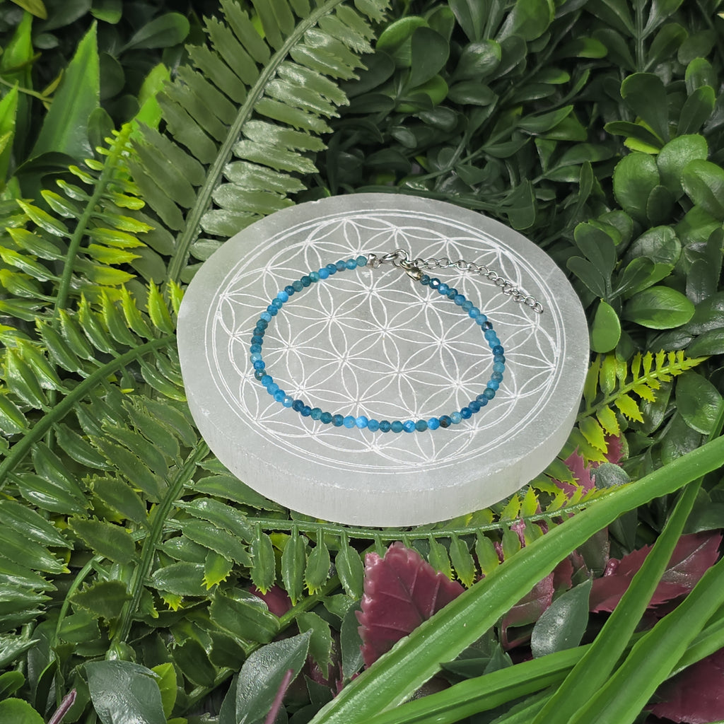 💙 Bracelet ajustable Apatite facettée 2 mm – clarté & énergie positive