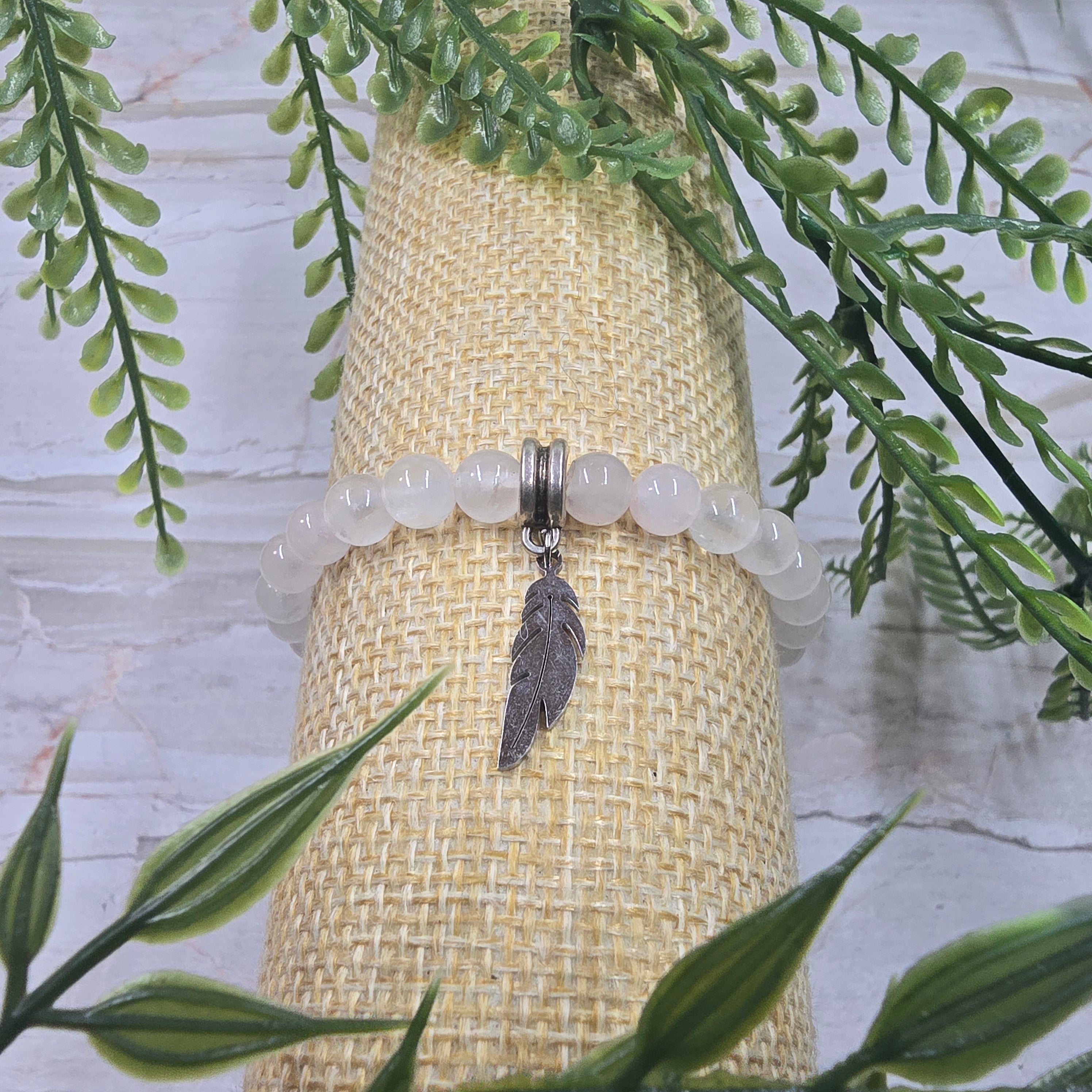 💗 Bracelet élastique Quartz Rose 6 mm & breloque plume couleur argent – amour & douceur