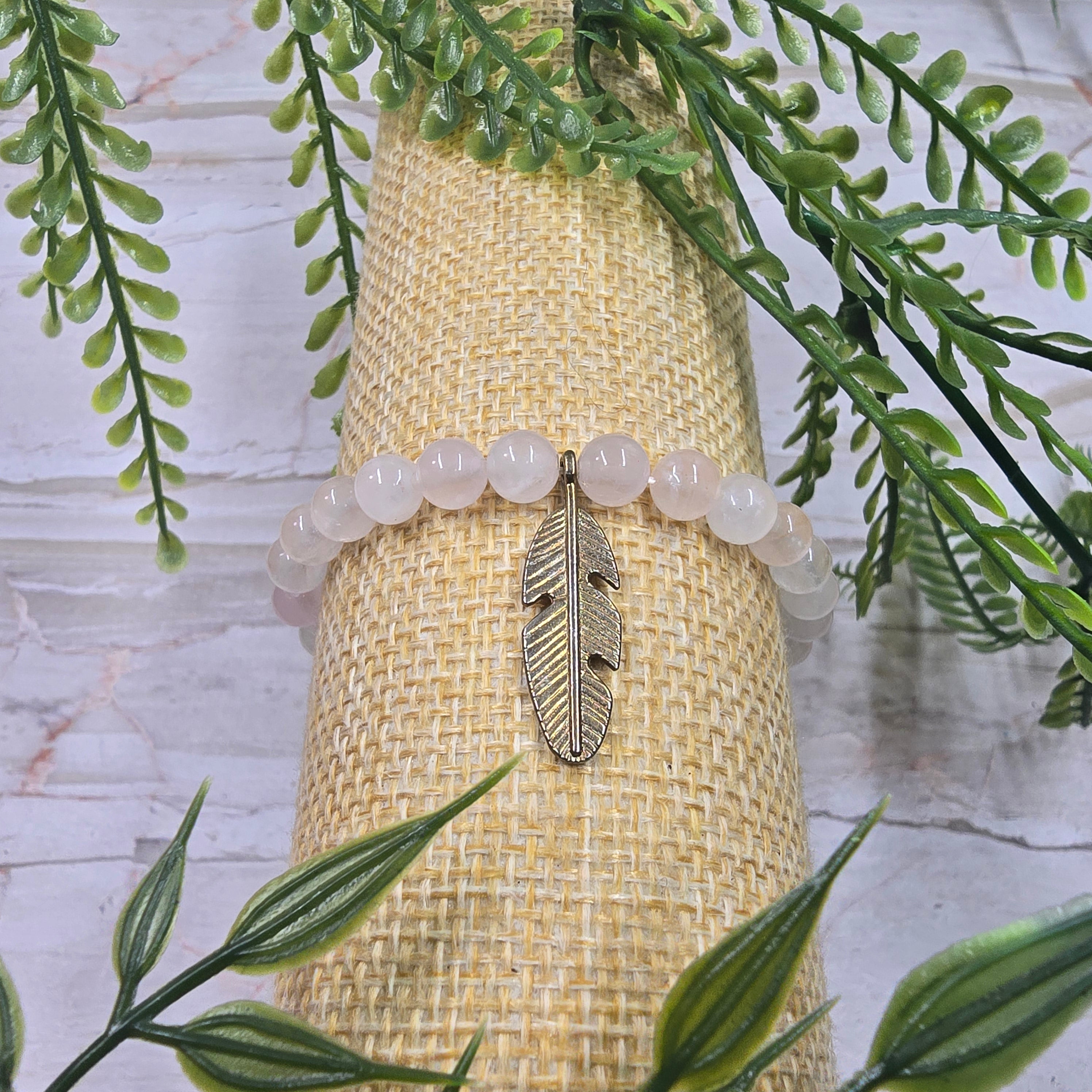 💗 Bracelet élastique Quartz Rose 6 mm & breloque plume couleur or – amour & douceur