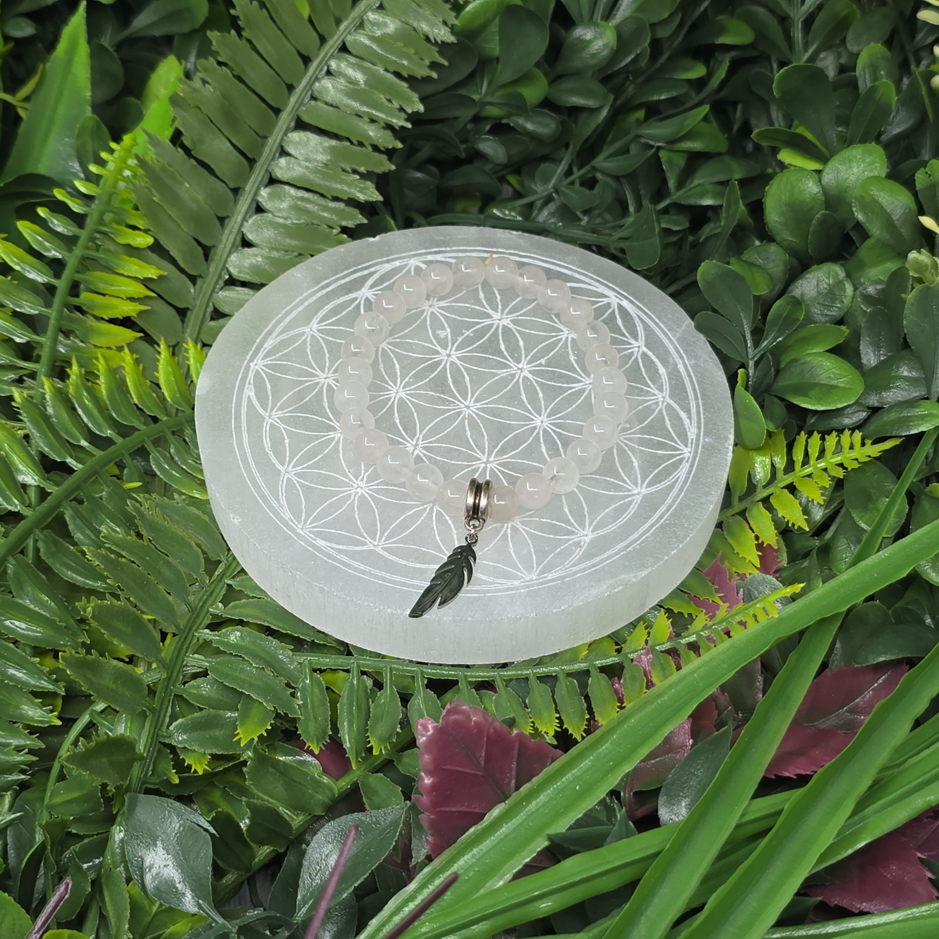 💗 Bracelet élastique Quartz Rose 6 mm & breloque plume couleur argent – amour & douceur