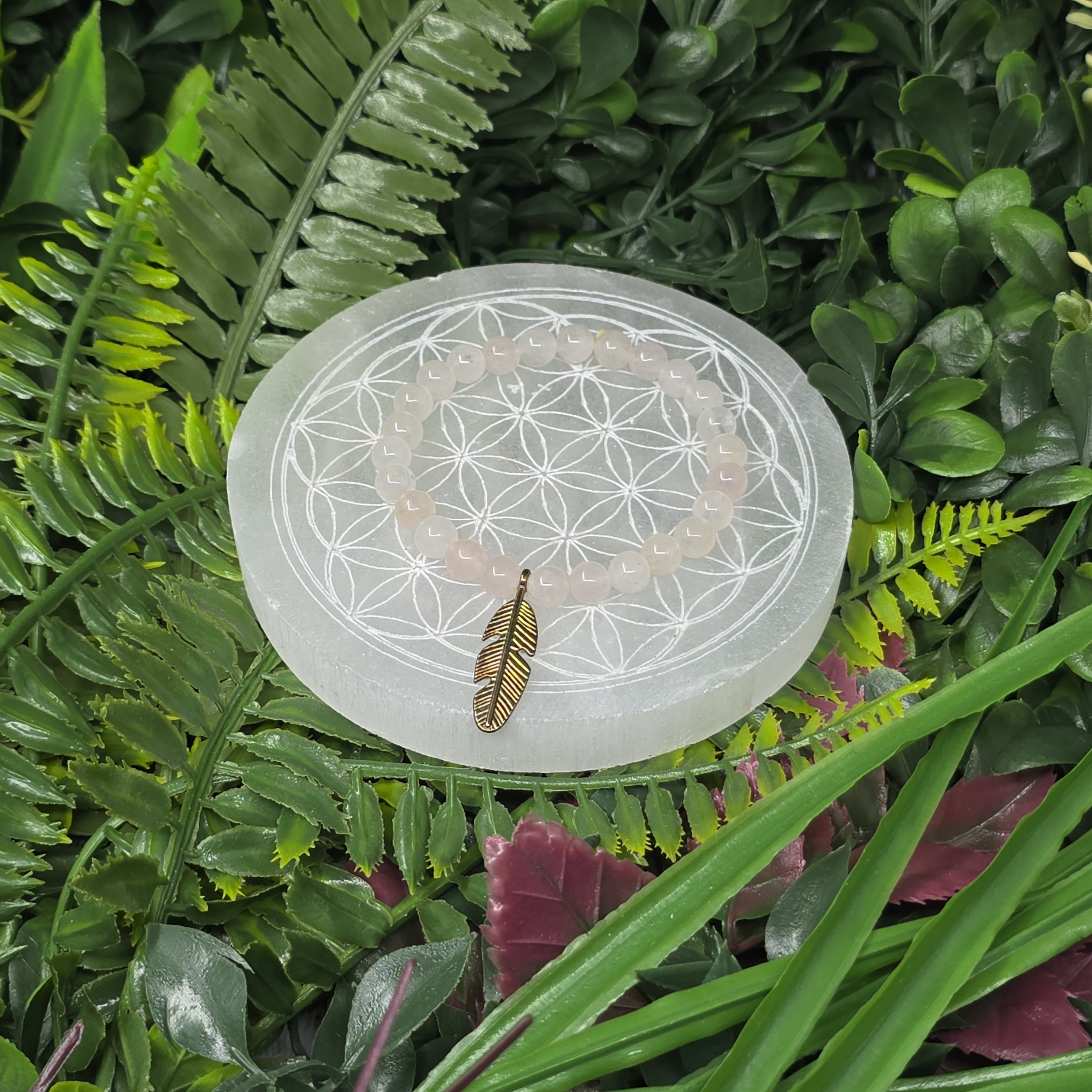 💗 Bracelet élastique Quartz Rose 6 mm & breloque plume couleur or – amour & douceur