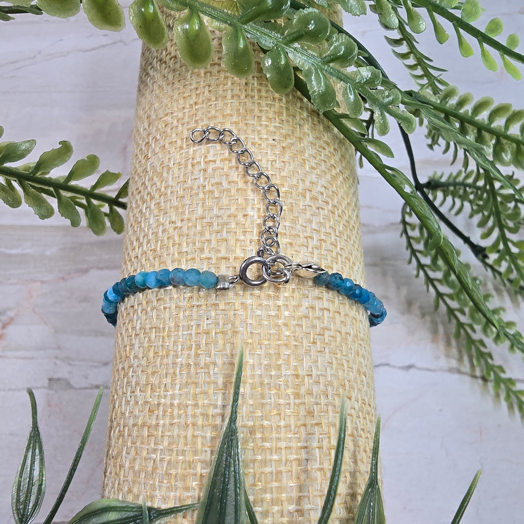 💙 Bracelet ajustable Apatite facettée 2 mm – clarté & énergie positive