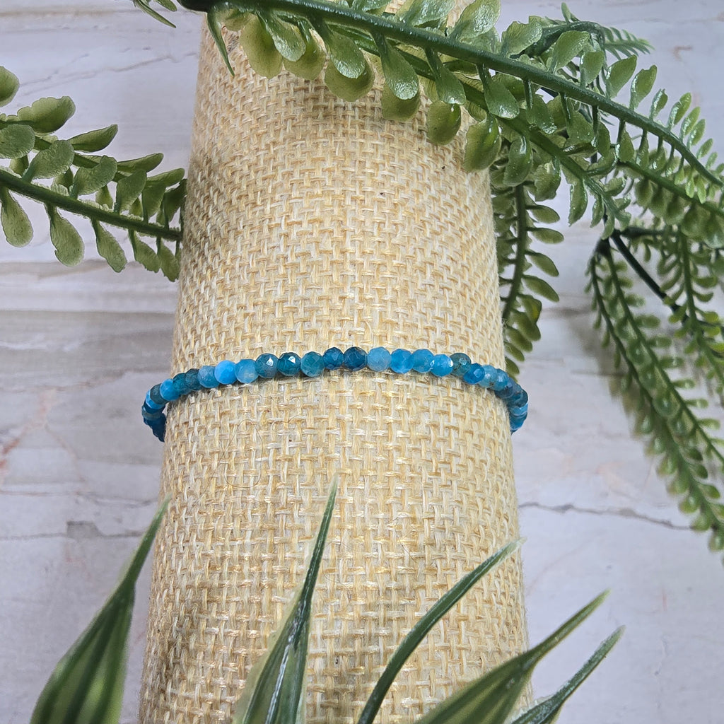 💙 Bracelet ajustable Apatite facettée 2 mm – clarté & énergie positive