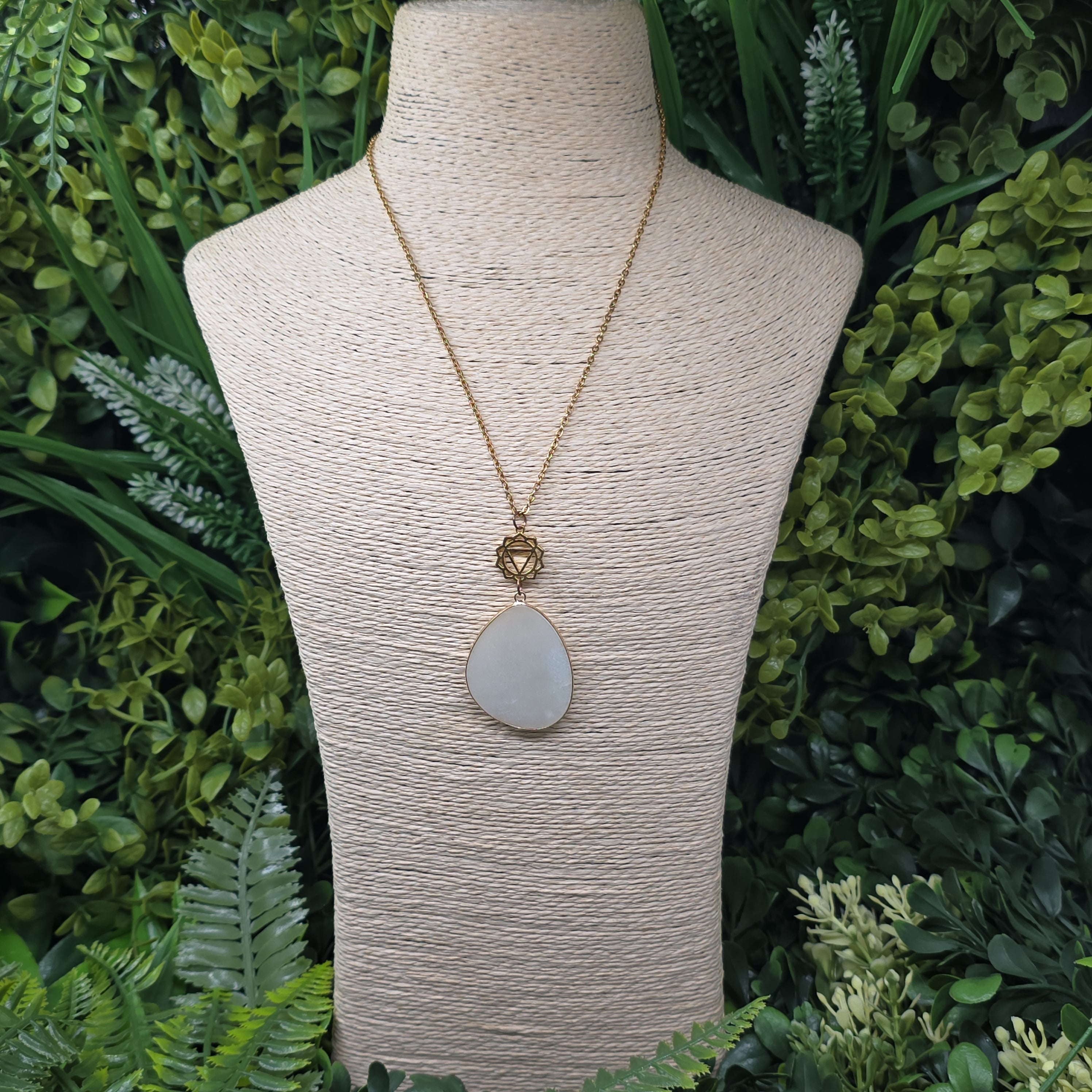 🌼 Collier “Harmonie Sacrée” – Amazonite & Symbole Om 💛