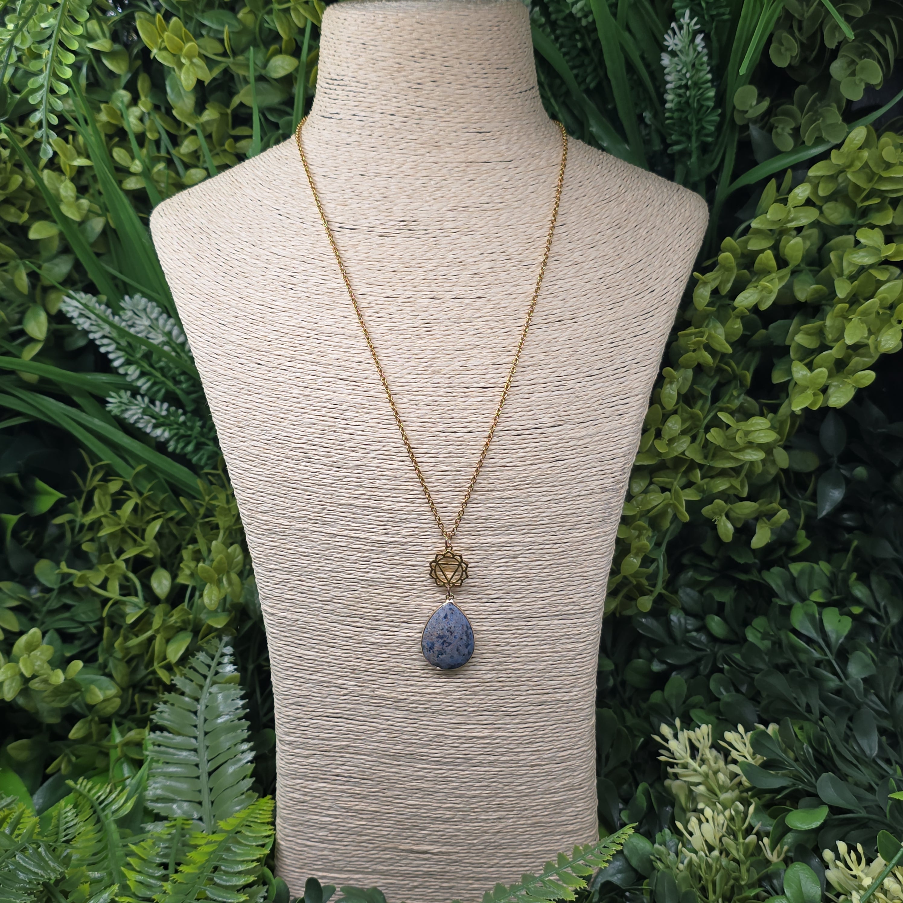 💙 Collier “Clarté Céleste” – Dumortiérite & Symbole sacré doré 🌙