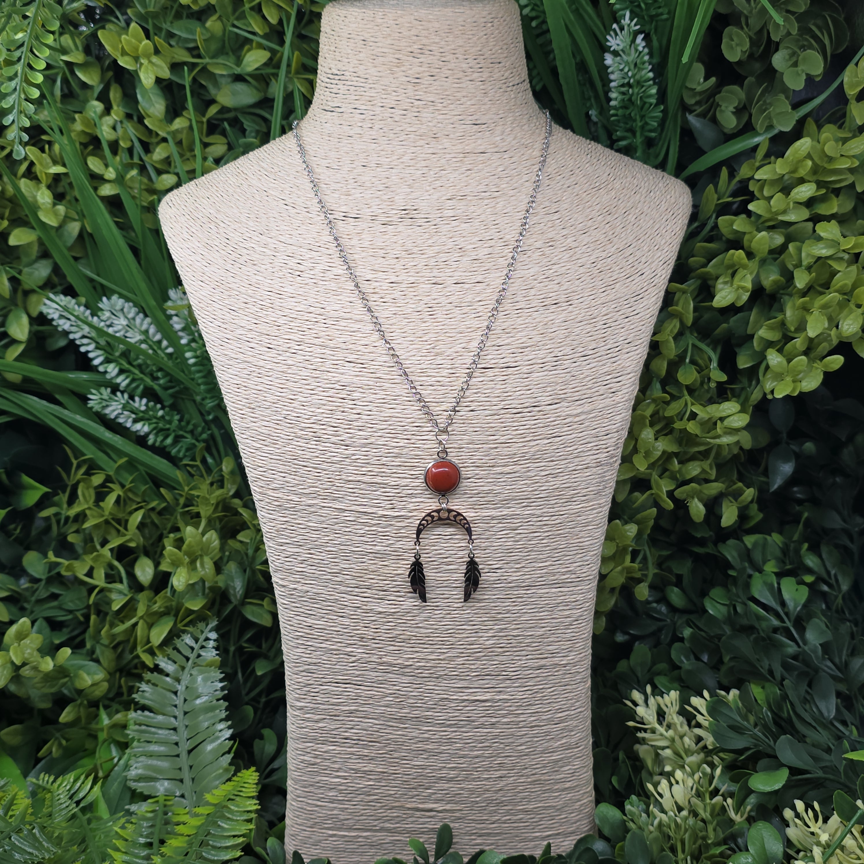 Collier “Lune Rouge Bohème” – Jaspe rouge & plumes 🌙🪶 | acier inox