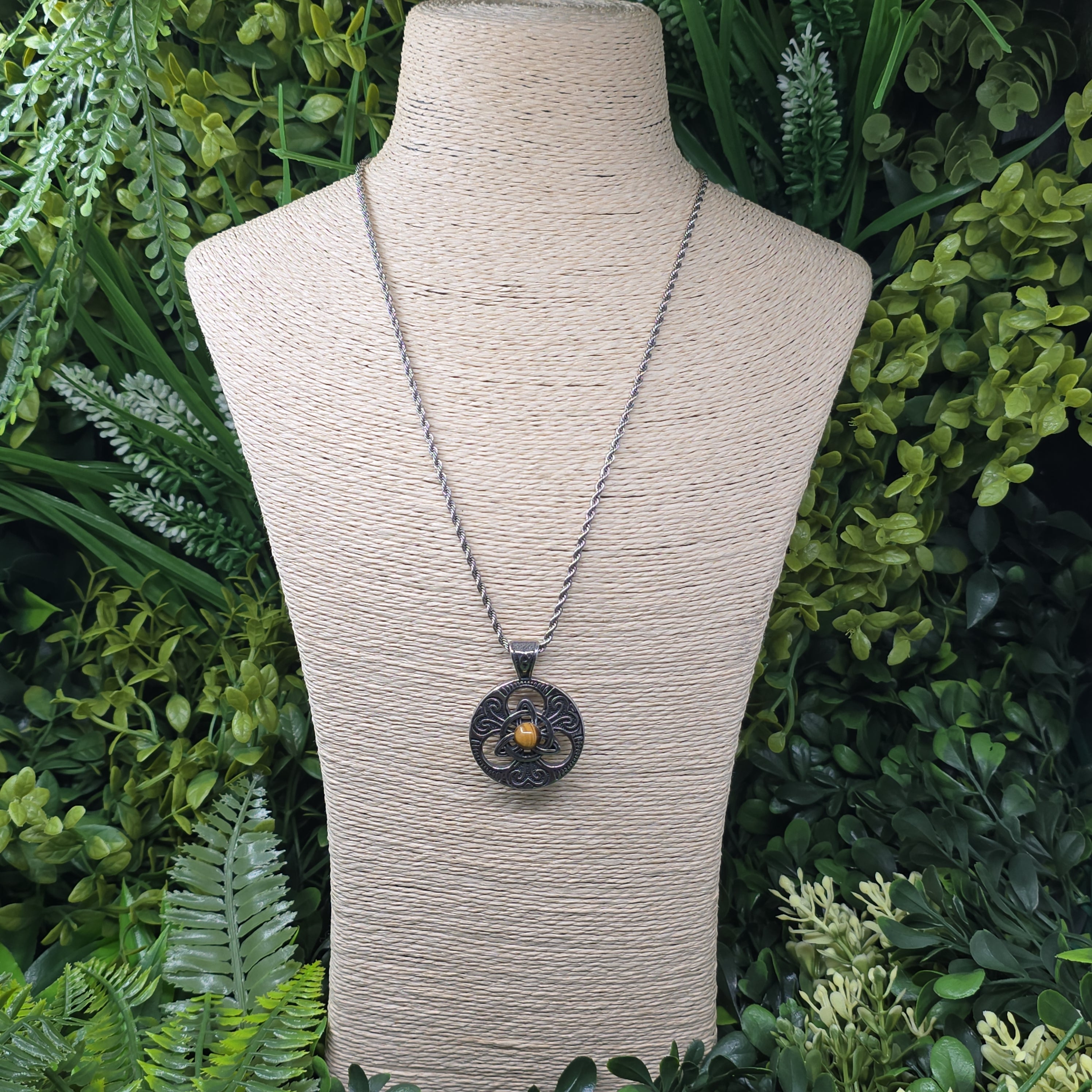 🌀 Collier Triquetra Viking – Œil de Tigre 🐯 | Protection & Courage