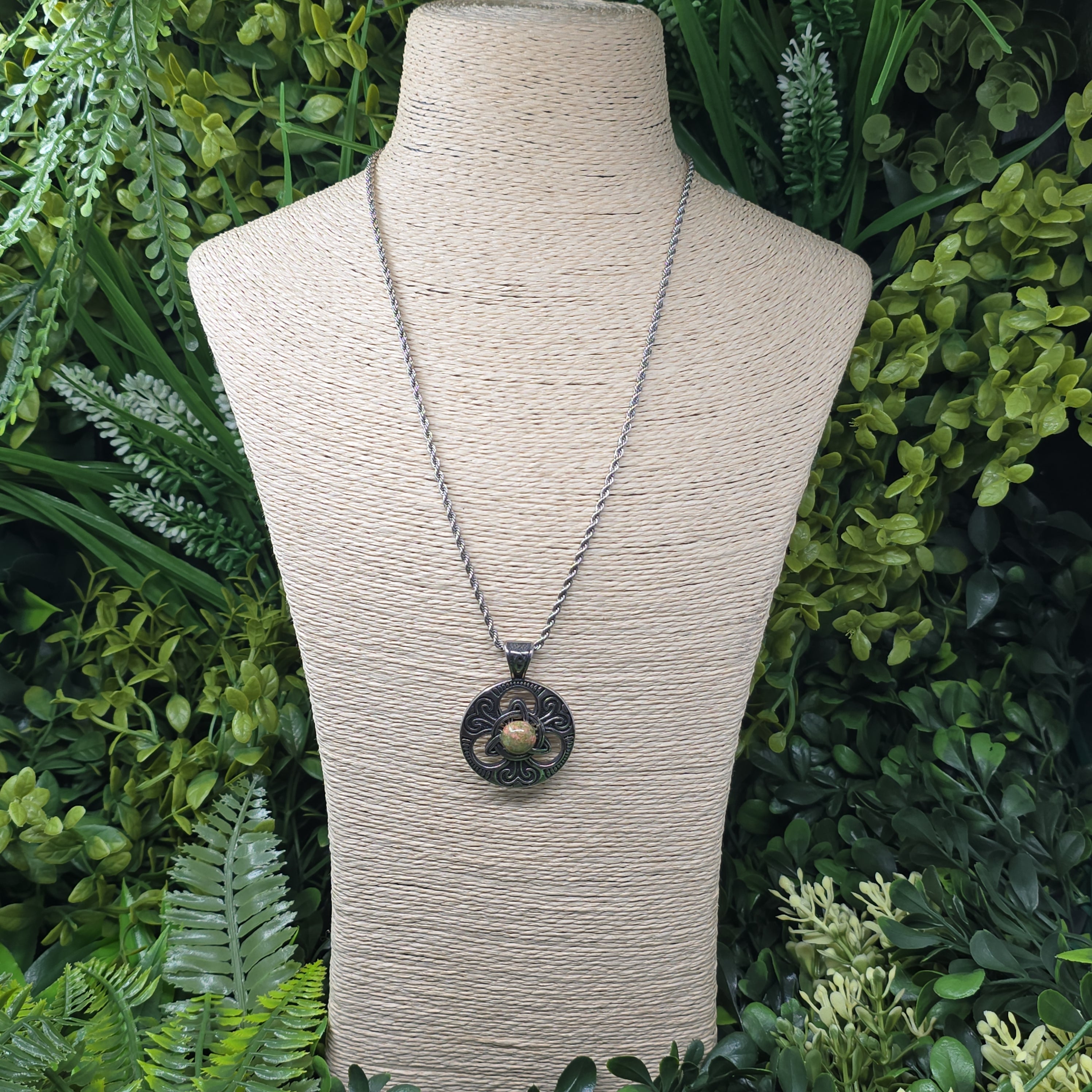 🌀 Collier Triquetra Viking – Unakite 🌺 | Guérison & Douceur du cœur