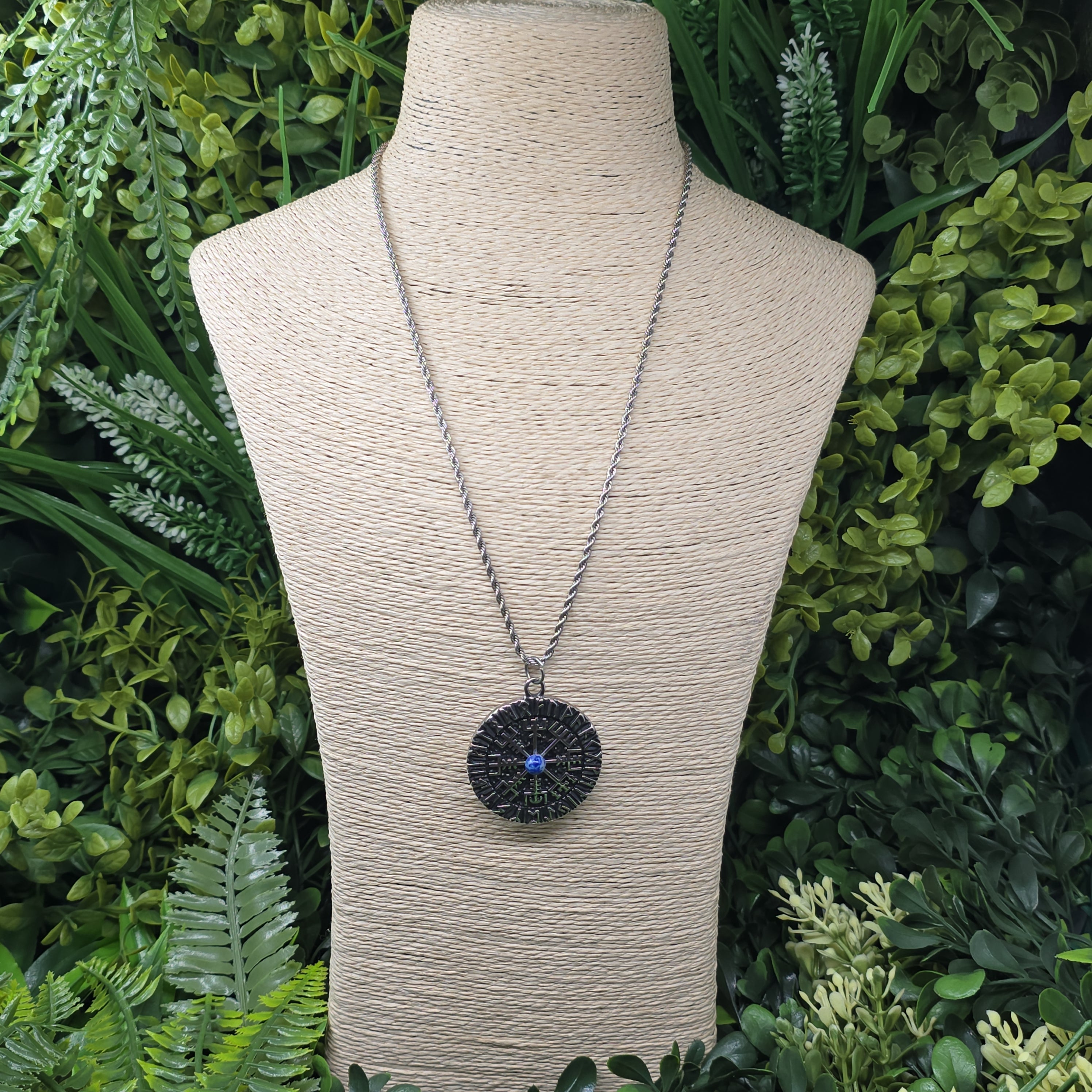 ⚔️ Collier Vegvísir Viking – Sodalite 💙 | Clarté & Intuition