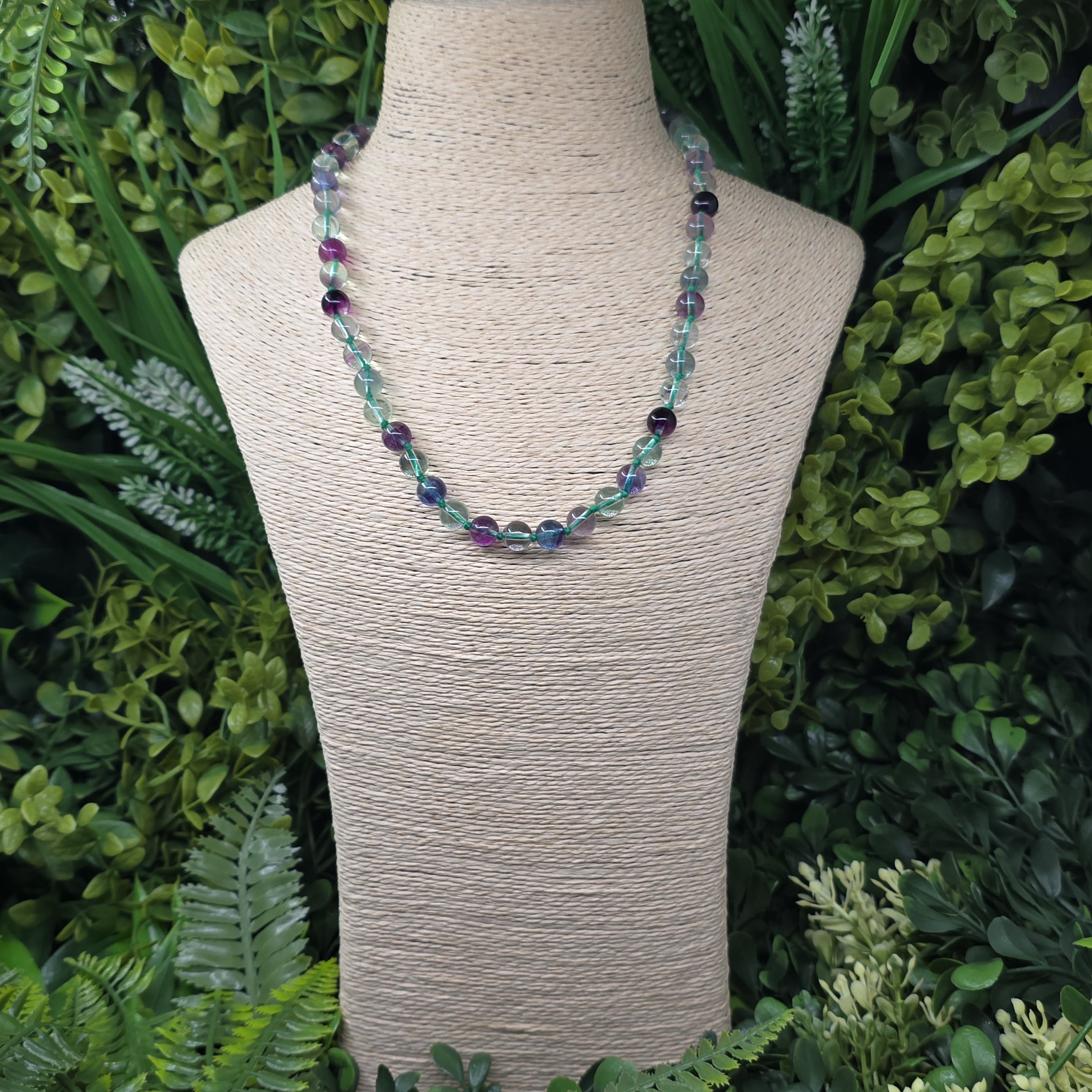 Collier perles 8 mm “Brume Boréale” – Fluorite multicolore | Fermoir acier inox ✨