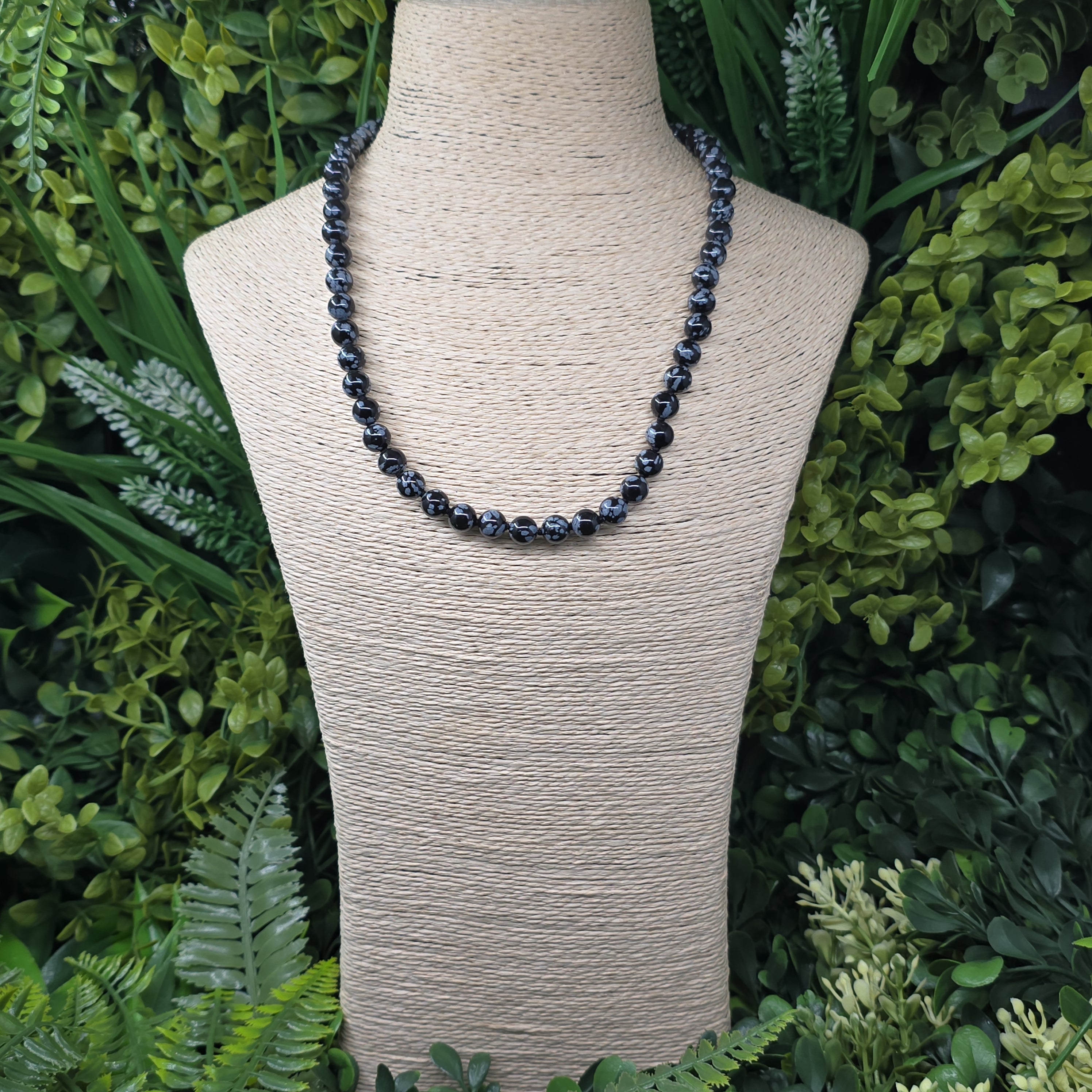 Collier perles 8 mm “Nuit Neigeuse” – Obsidienne flocon de neige | Fermoir acier inox ✨