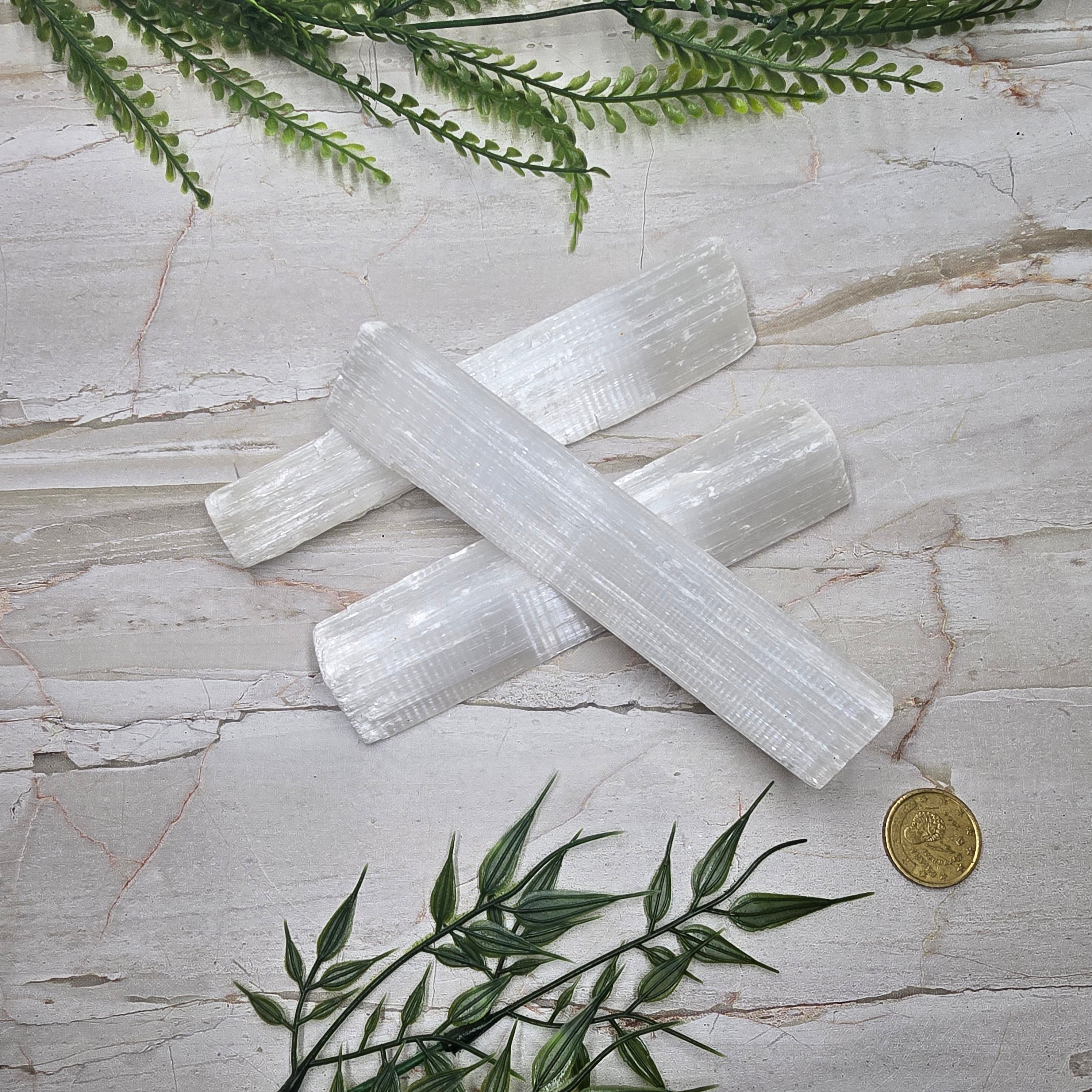 🤍 "Sélénite" (gypse fibreux) brute (120 à 150g) : la pierre qui éclaire ton esprit 🌙✨