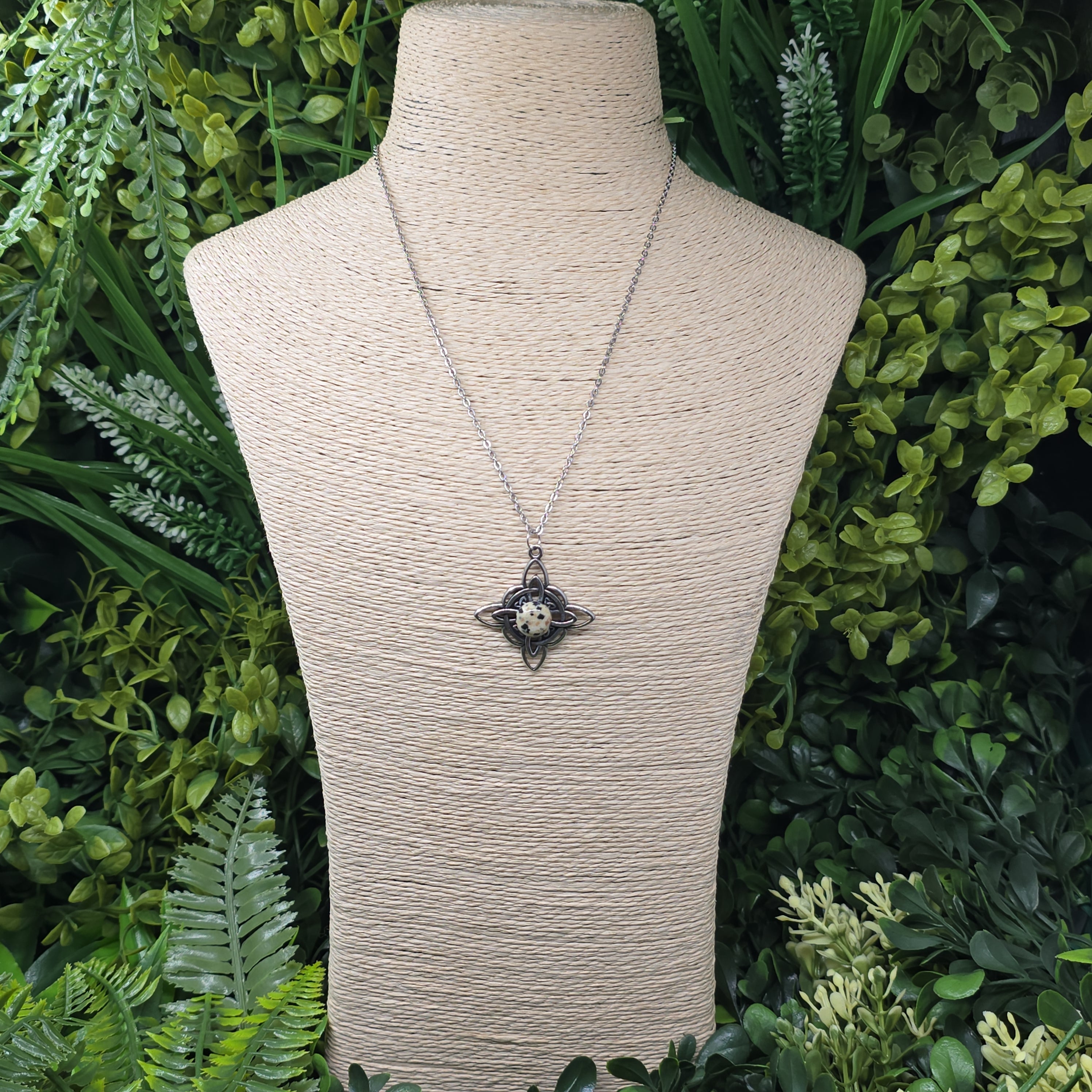 Collier “Nœud de Sorcière” – Jaspe dalmatien ✨