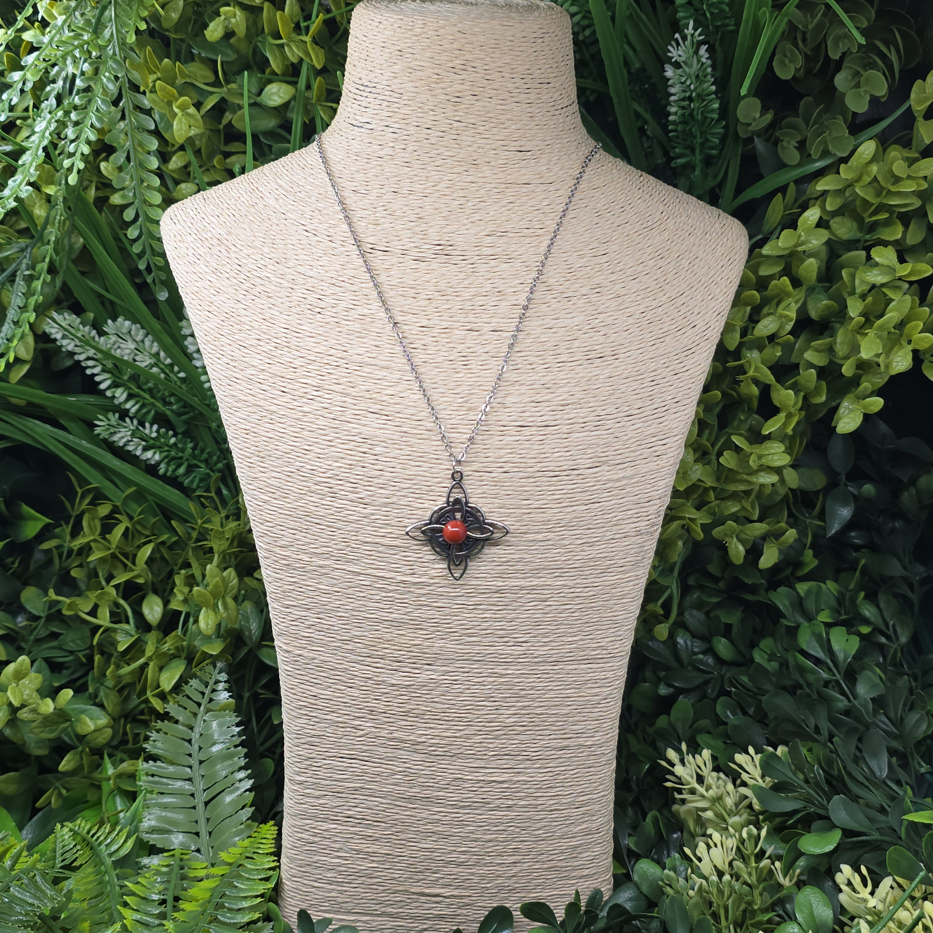 Collier “Nœud de Sorcière” – Jaspe rouge ✨