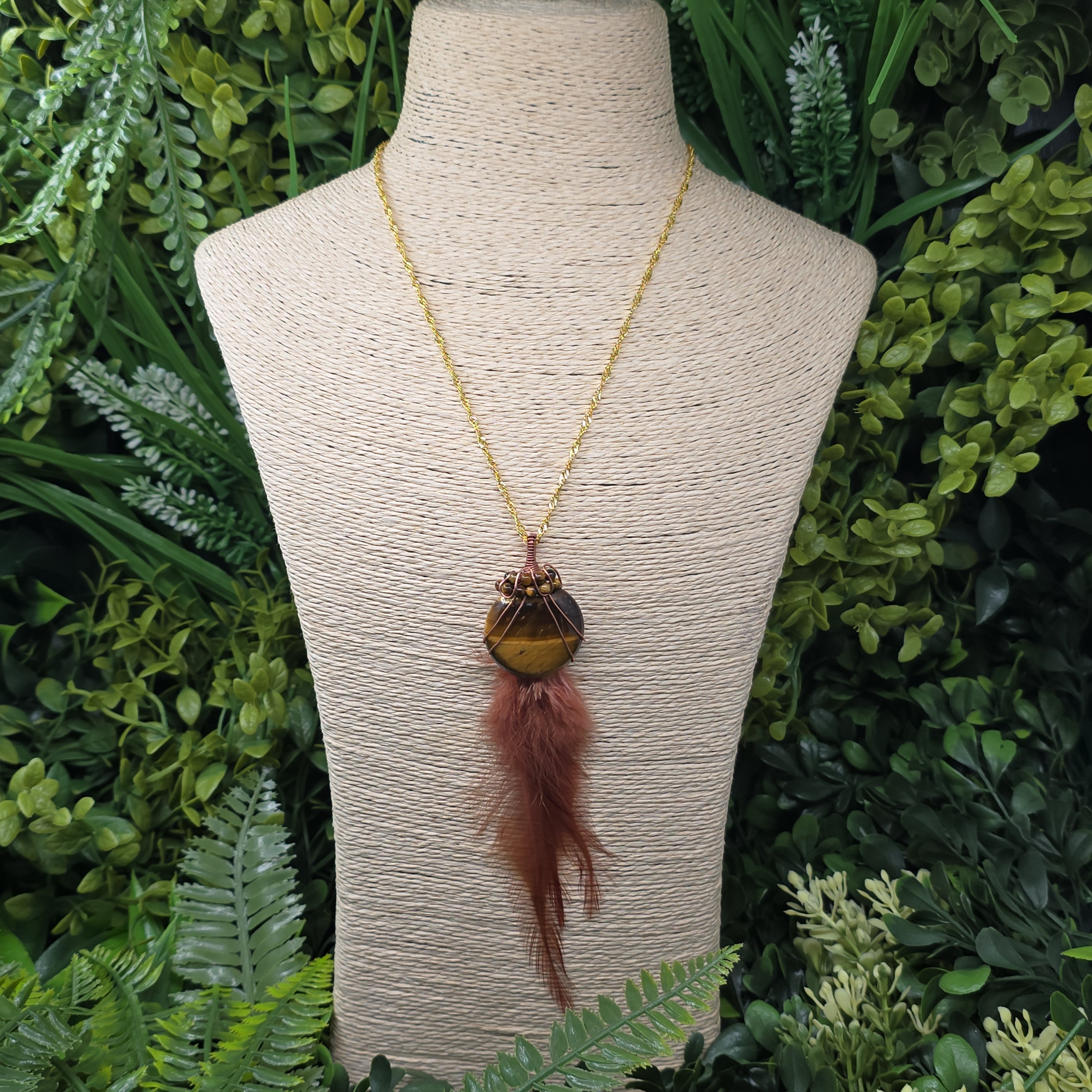 Collier “Chaman Félin” – Œil de tigre, plume & wire wrapping cuivre | Chaîne cuivre ✨