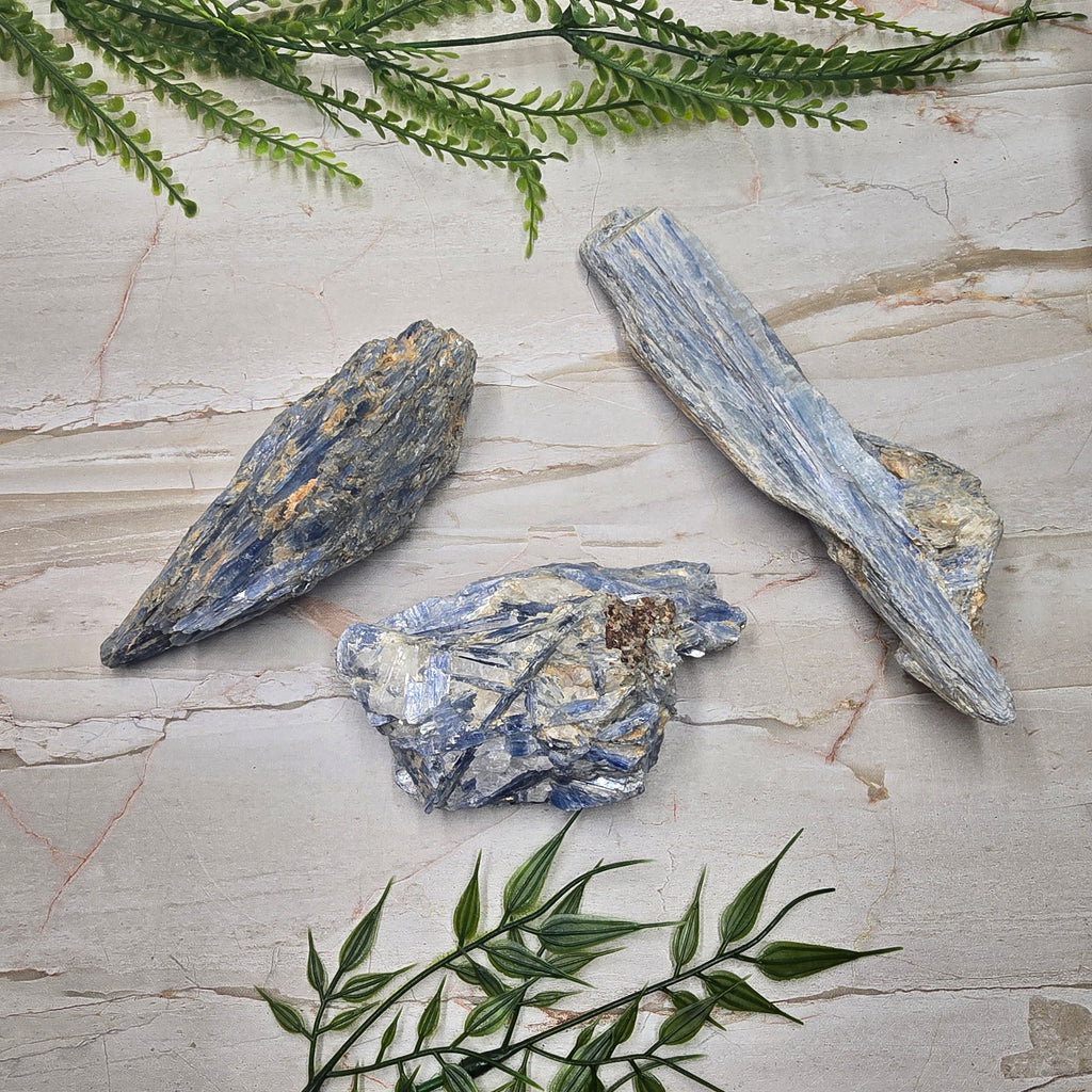 🔷 Cyanite brute (290g à 330g) : la pierre qui aligne ton énergie et clarifie ton esprit 💙✨