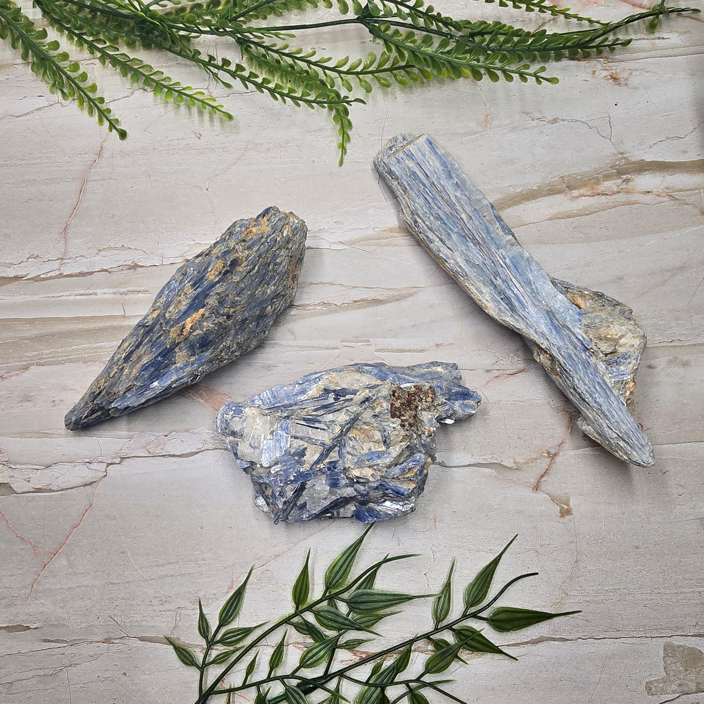 🔷 Cyanite brute (290g à 330g) : la pierre qui aligne ton énergie et clarifie ton esprit 💙✨