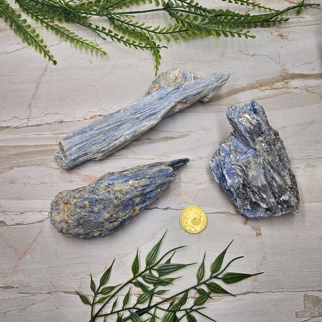 🔷 Cyanite brute (290g à 330g) : la pierre qui aligne ton énergie et clarifie ton esprit 💙✨