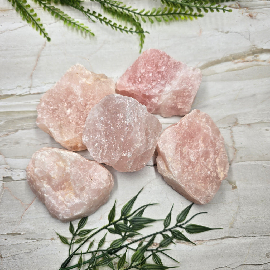 💗 Quartz Rose brut (230g à 330g) : la pierre qui ouvre ton cœur à l’amour & à la douceur 🌸✨