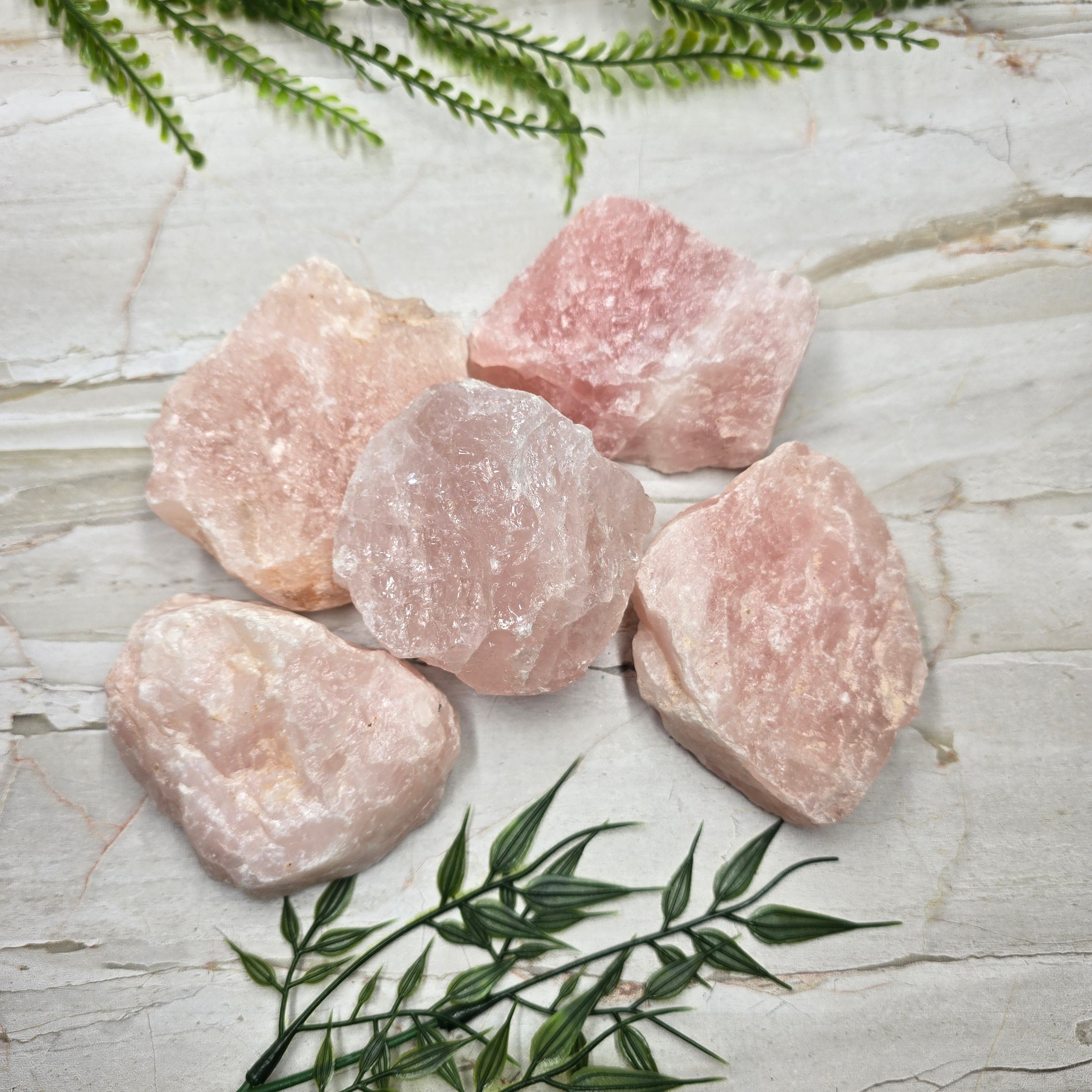 💗 Quartz Rose brut (230g à 330g) : la pierre qui ouvre ton cœur à l’amour & à la douceur 🌸✨