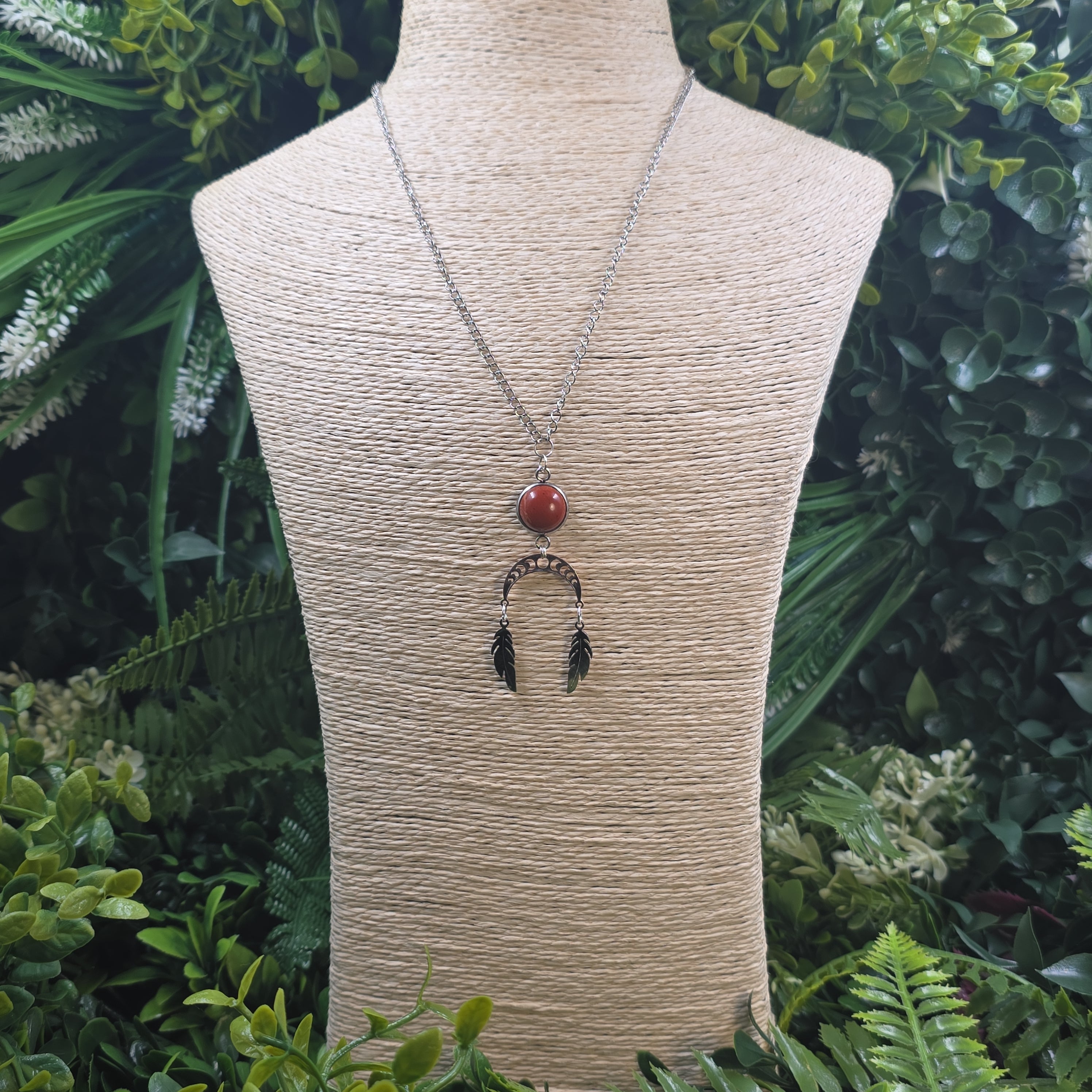 🔥 "Soleil Rouge" – Collier Jaspe Rouge, Lune & Plumes