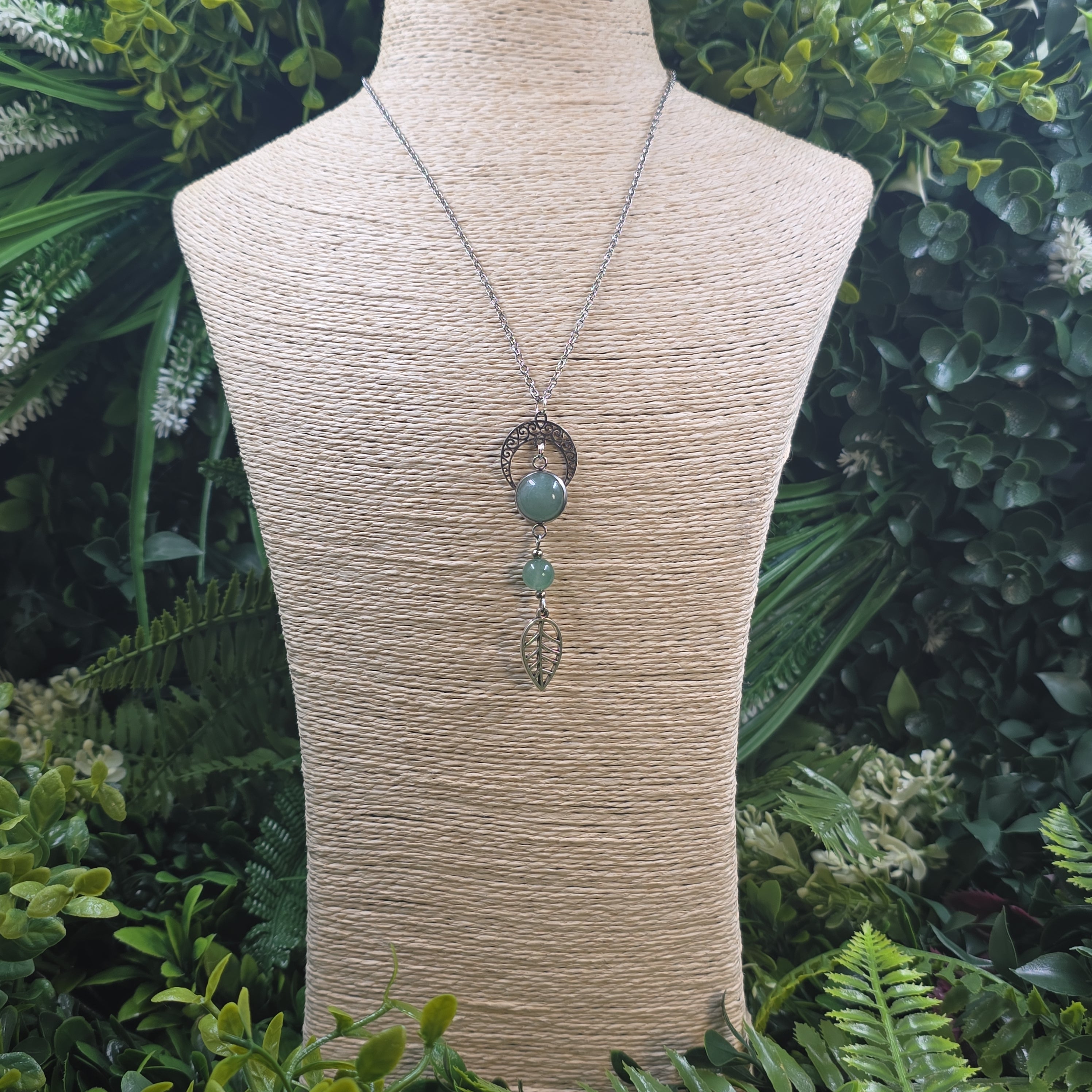 🌿 "Esprit de la Forêt" – Collier Aventurine Verte, Lune & Feuille
