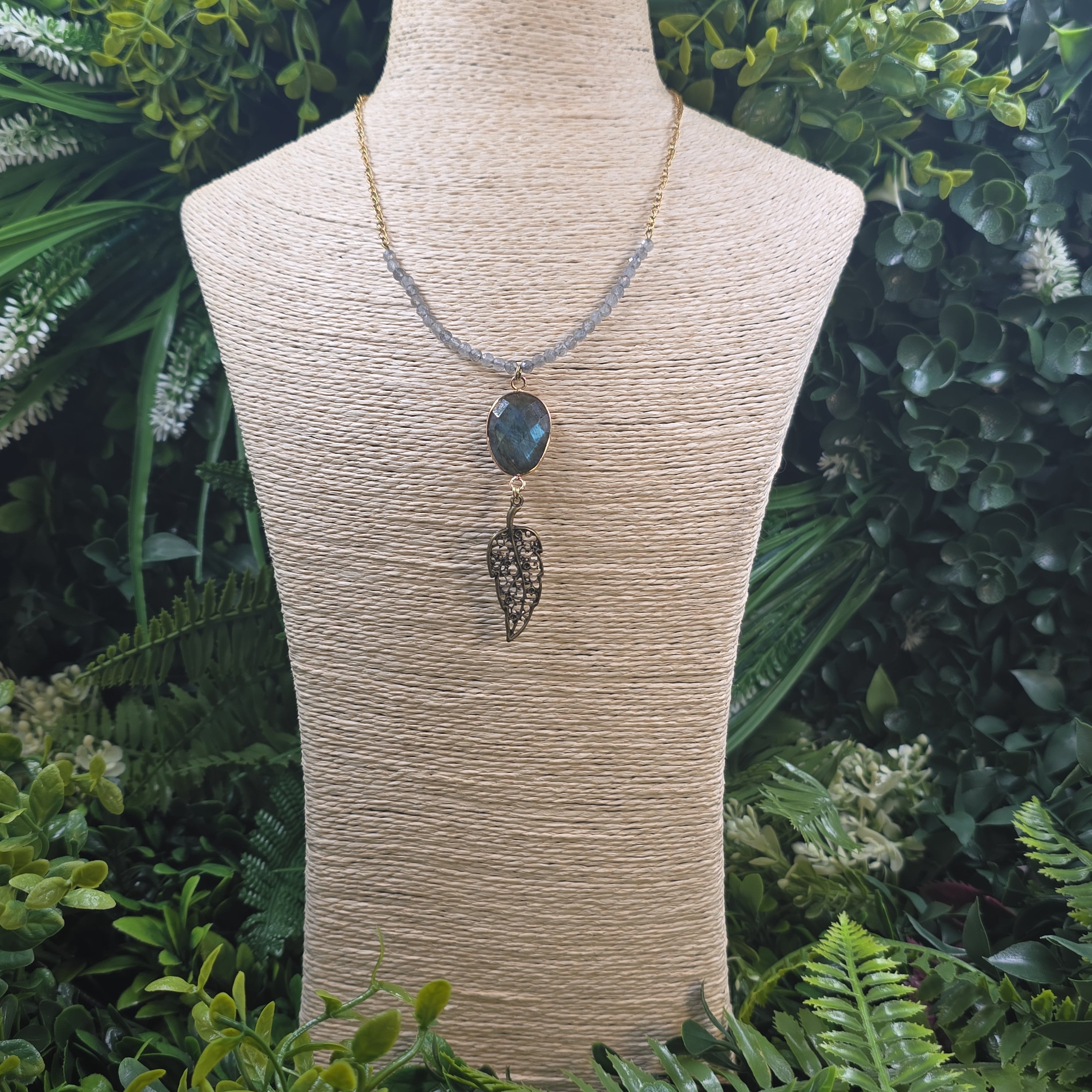 "La Forêt Secrète" – Collier labradorite🌿