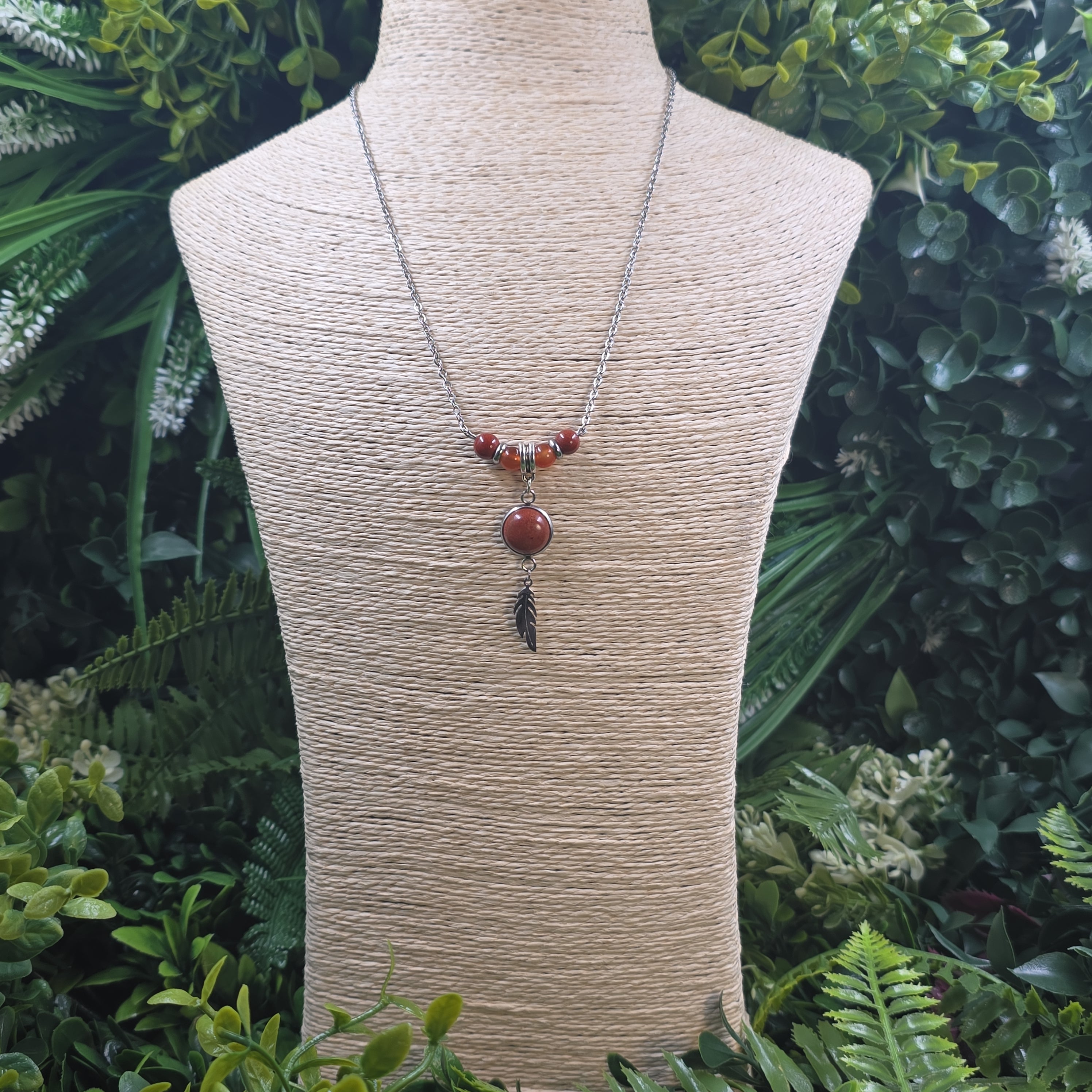 🔥 "Feu Sacré" – Collier Jaspe Rouge, Cornaline & Breloque Plume