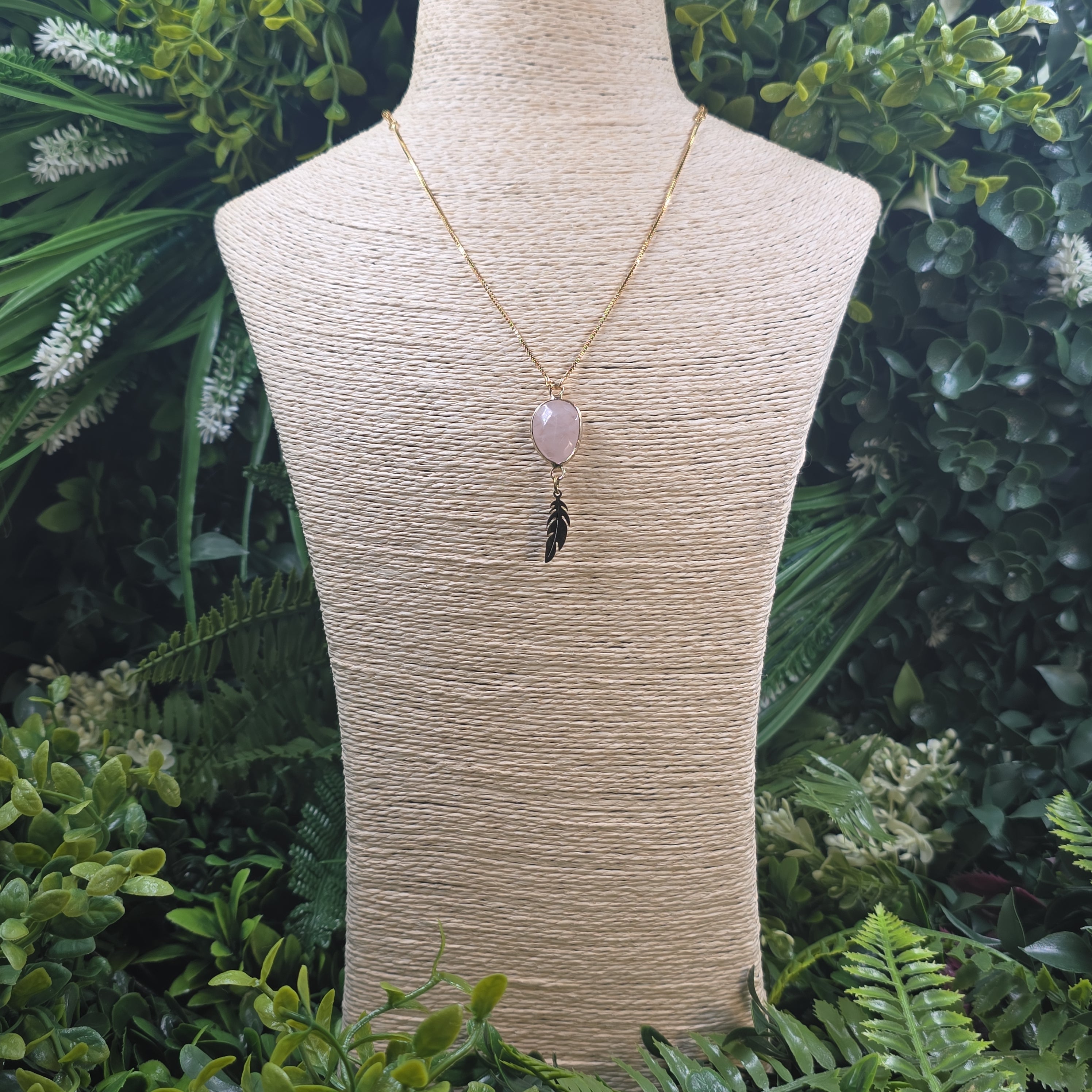 🌸 "Plume Douce" – Collier Quartz Rose & Breloque Plume